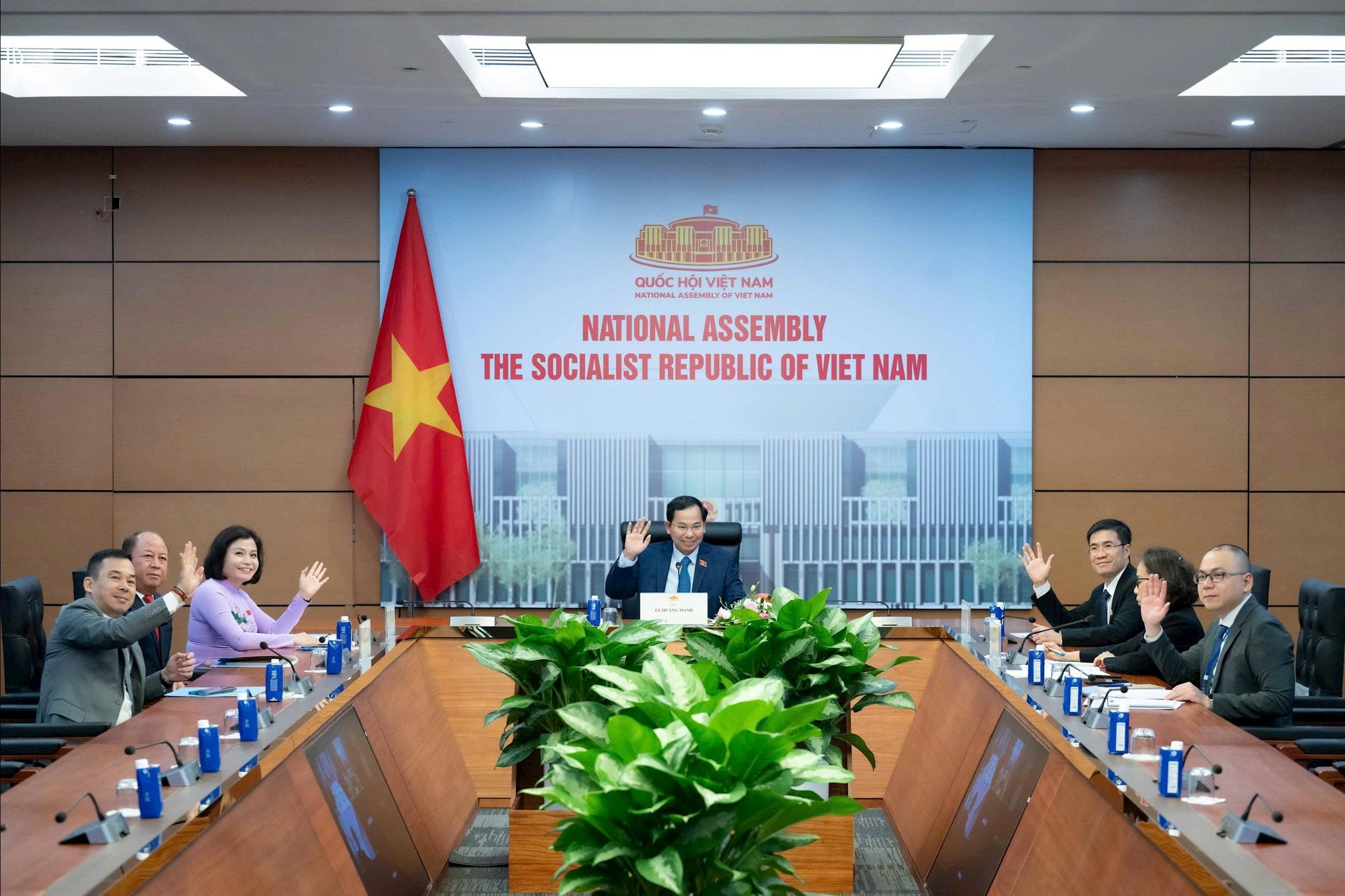 Tổng Thư ký Quốc hội, Chủ nhiệm Văn phòng Quốc hội, Chủ tịch Nhóm Nghị sĩ hữu nghị Việt Nam - Uzbekistan Lê Quang Mạnh và các đại biểu tại cuộc họp