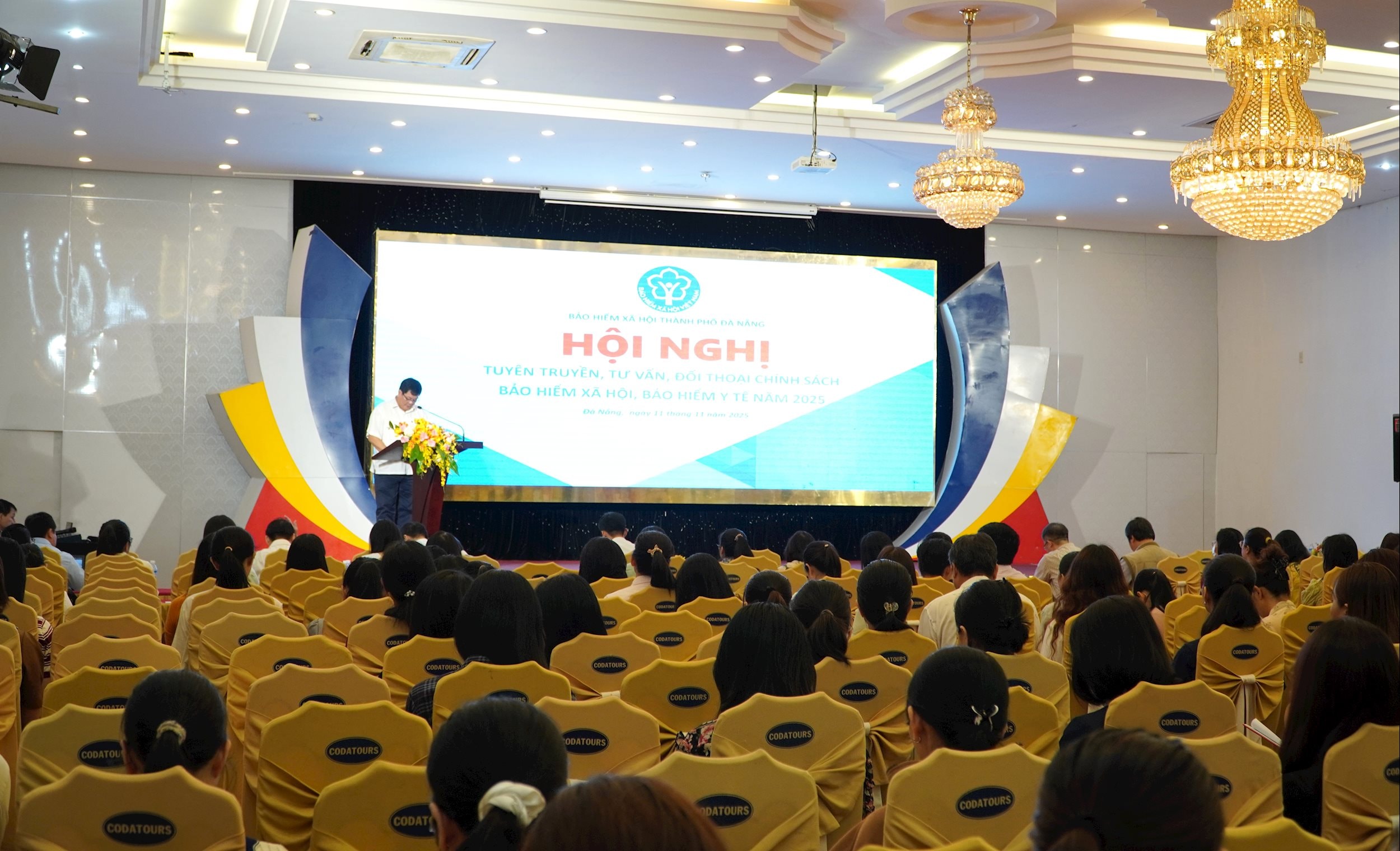 BHXH TP. Đà Nẵng đạt nhiều kết quả tích cực trong 9 tháng năm 2025. (Trong ảnh: một hội nghị tuyên truyền, tư vấn, đối thoại về chính sách BHXH, BHYT).