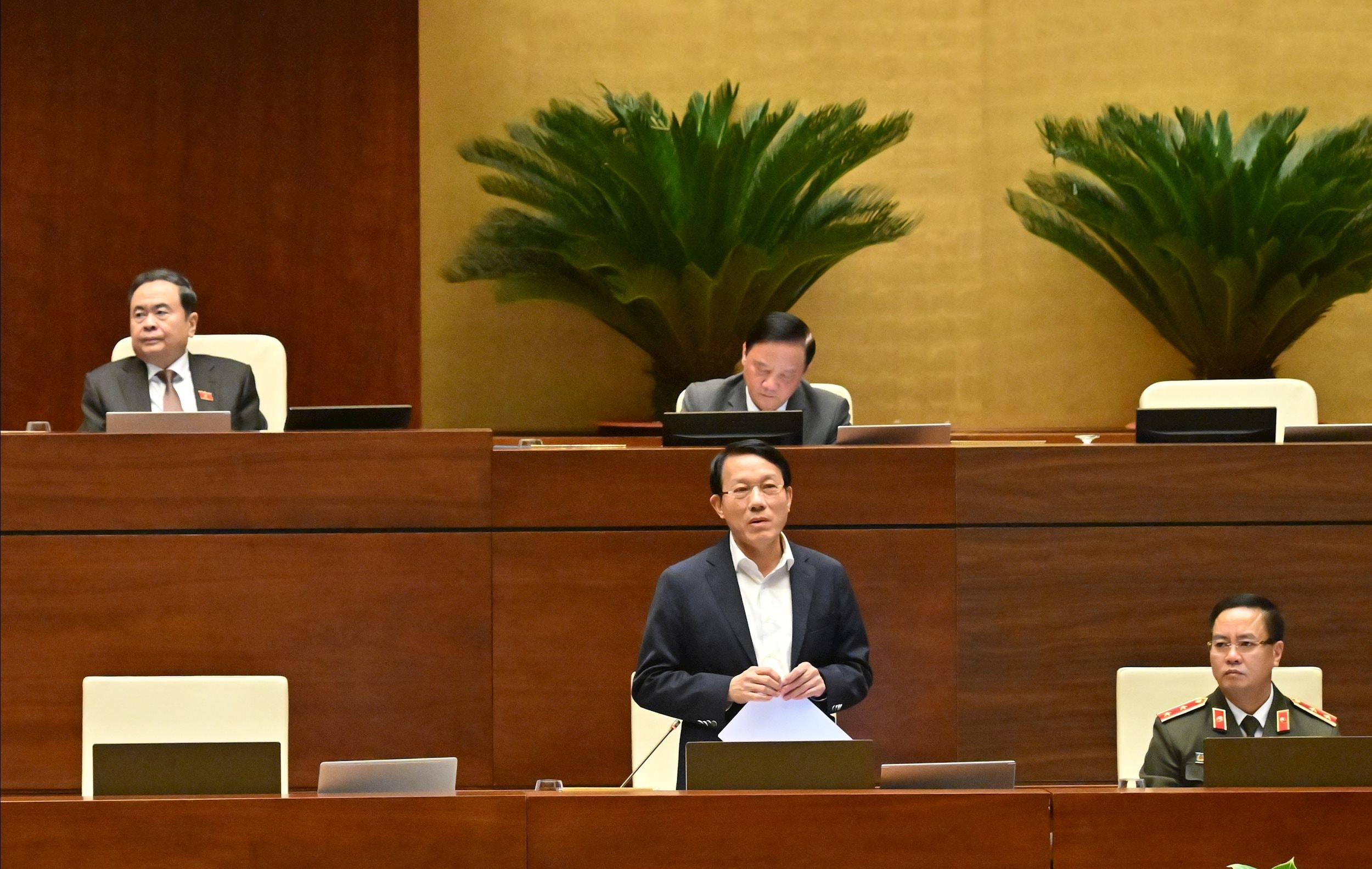 Bộ trưởng Bộ Công an Lương Tam Quang giải trình, làm rõ một số vấn đề ĐBQH quan tâmVQK_0239