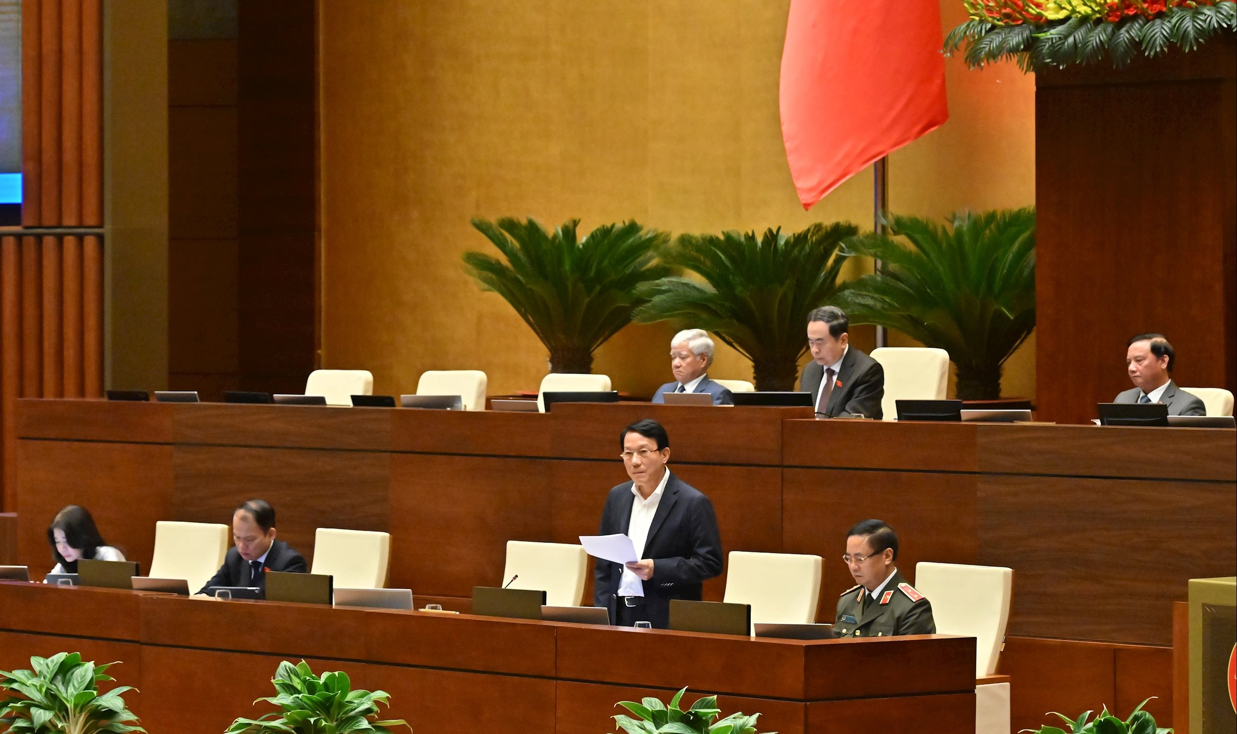 Bộ trưởng Bộ Công an Lương Tam Quang giải trình, làm rõ một số vấn đề ĐBQH quan tâmVQK_0250