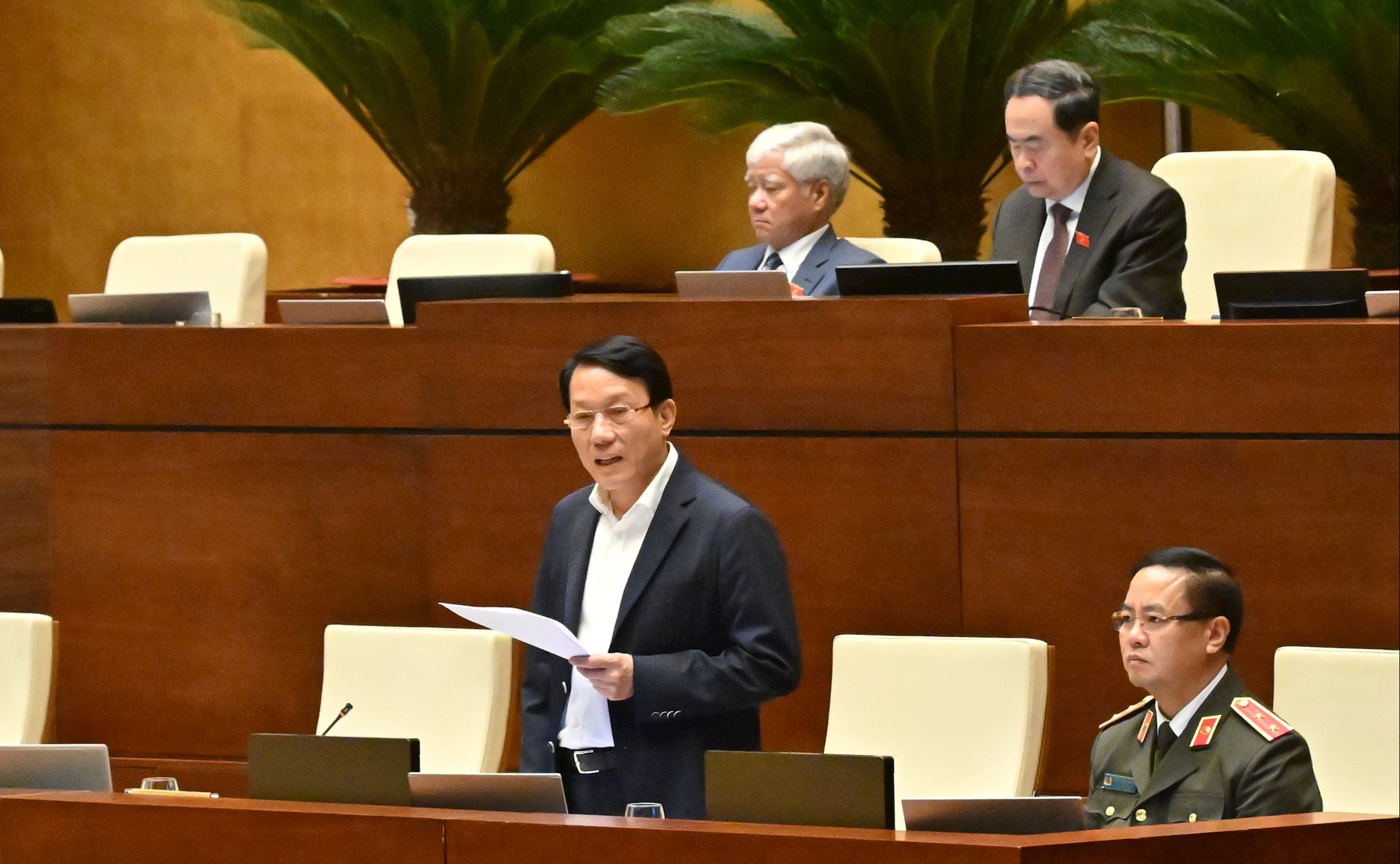 Bộ trưởng Bộ Công an Lương Tam Quang giải trình, làm rõ một số vấn đề ĐBQH quan tâmVQK_0256