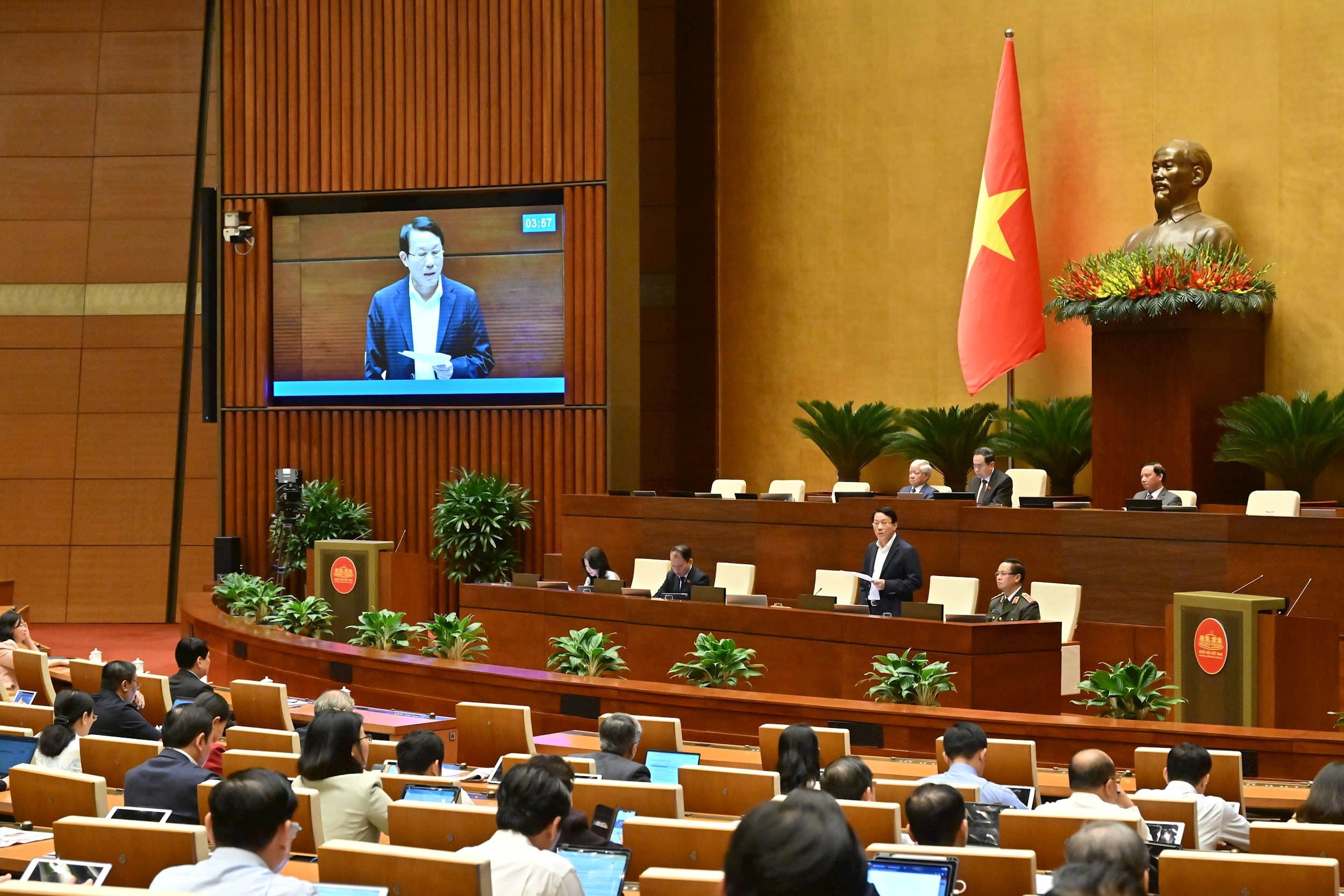 Bộ trưởng Bộ Công an Lương Tam Quang giải trình, làm rõ một số vấn đề ĐBQH quan tâmVQK_0259