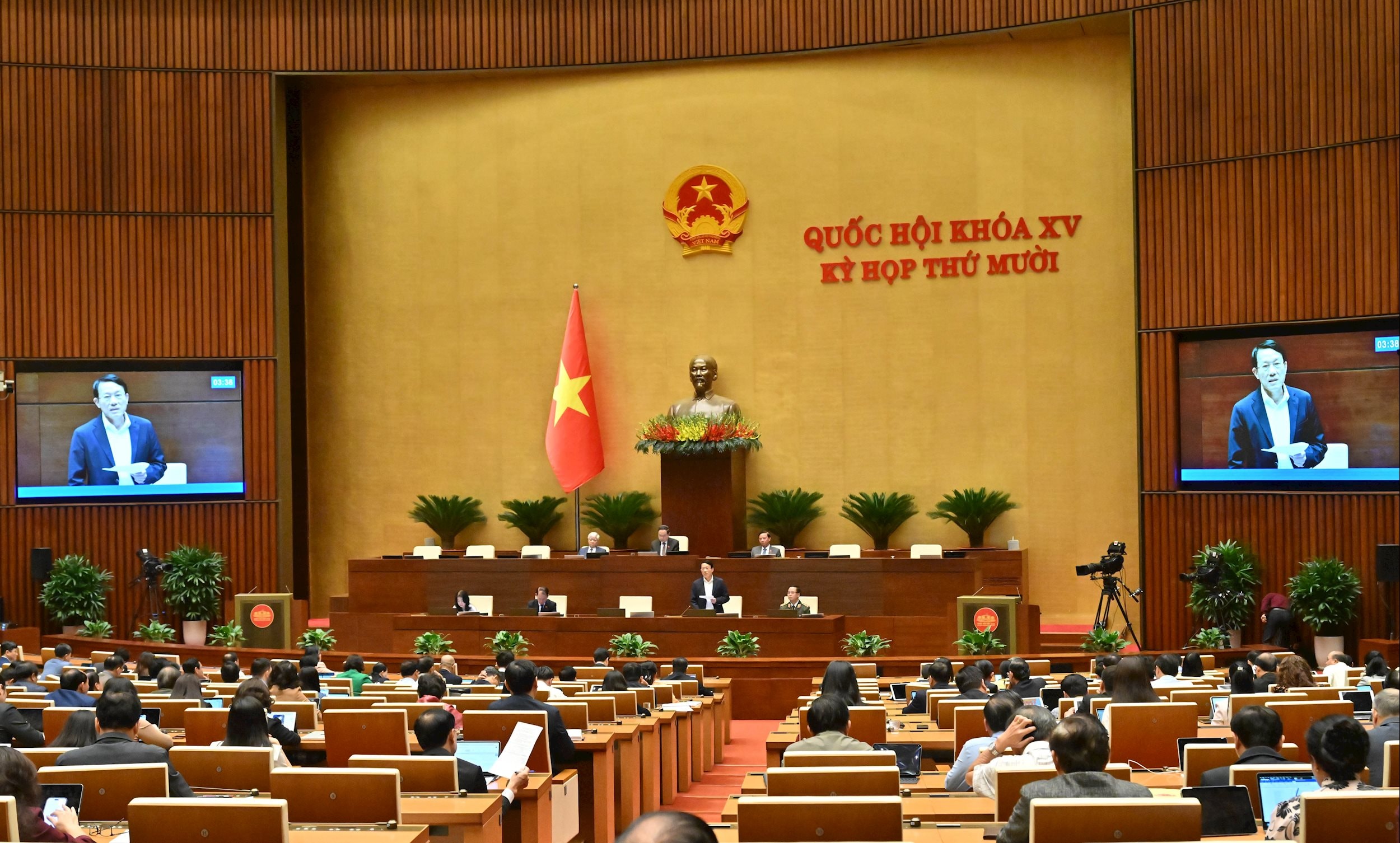 Bộ trưởng Bộ Công an Lương Tam Quang giải trình, làm rõ một số vấn đề ĐBQH quan tâmVQK_0260