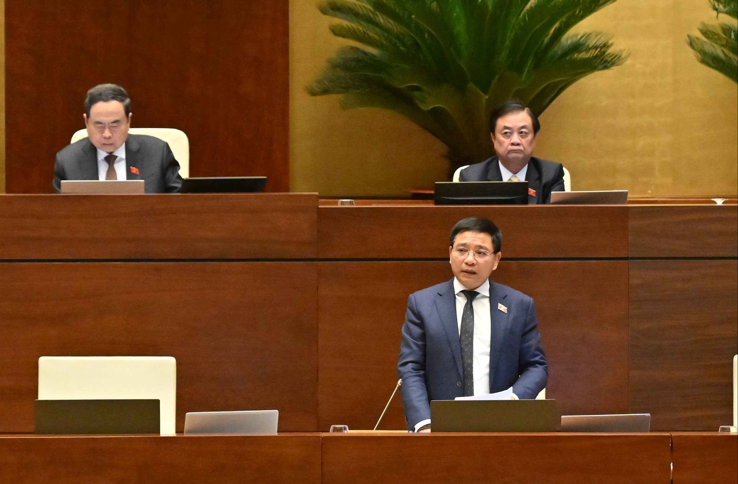 Bộ trưởng Bộ Tài chính Nguyễn Văn Thắng giải trình, làm rõ một số vấn đề ĐBQH nêuVQK_0338