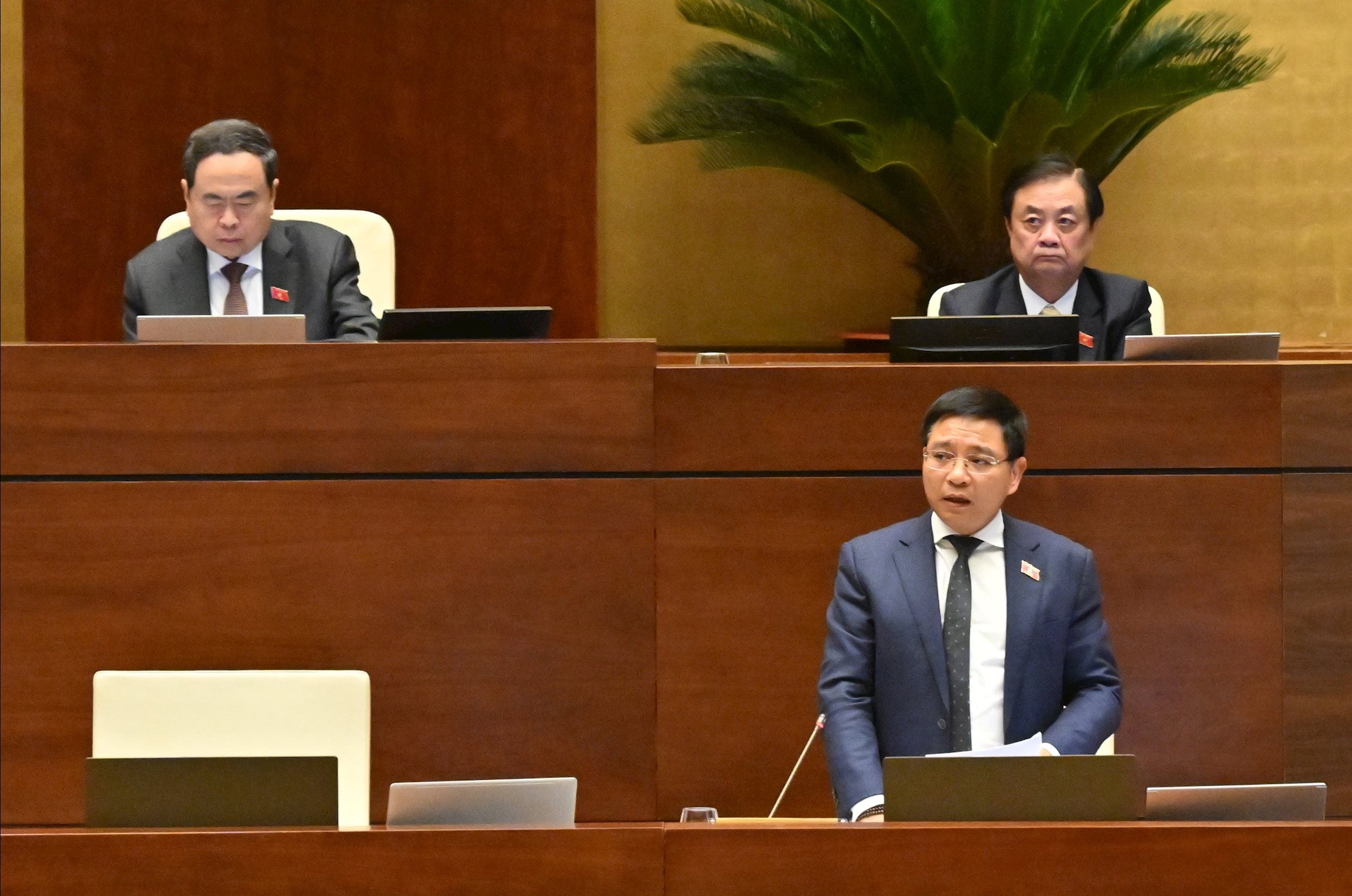 Bộ trưởng Bộ Tài chính Nguyễn Văn Thắng giải trình, làm rõ một số vấn đề ĐBQH nêuVQK_0342