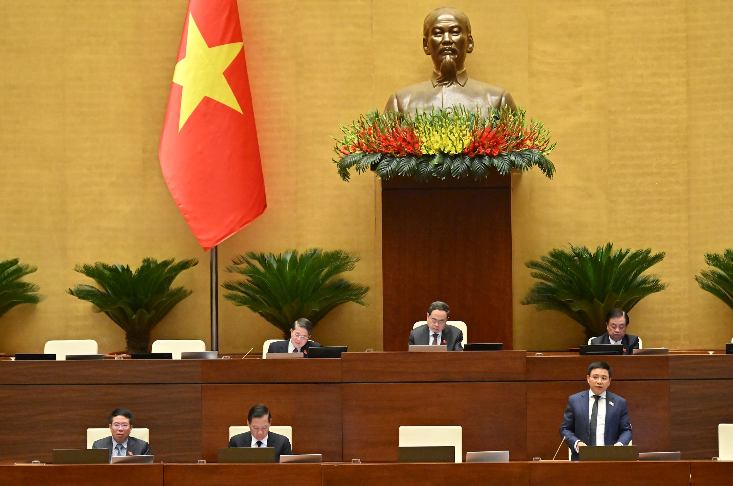 Bộ trưởng Bộ Tài chính Nguyễn Văn Thắng giải trình, làm rõ một số vấn đề ĐBQH nêuVQK_0343