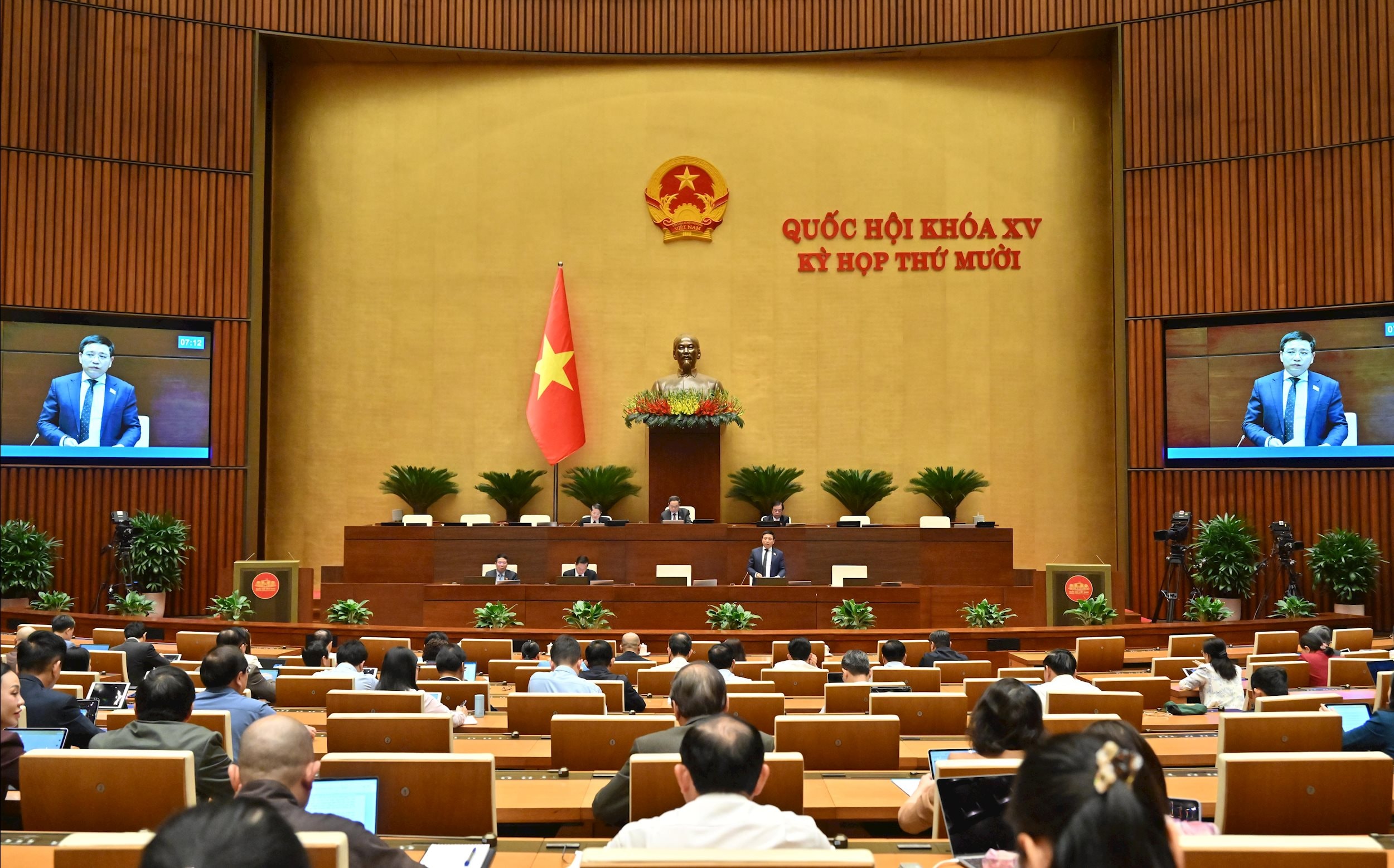 Bộ trưởng Bộ Tài chính Nguyễn Văn Thắng giải trình, làm rõ một số vấn đề ĐBQH nêuVQK_0346