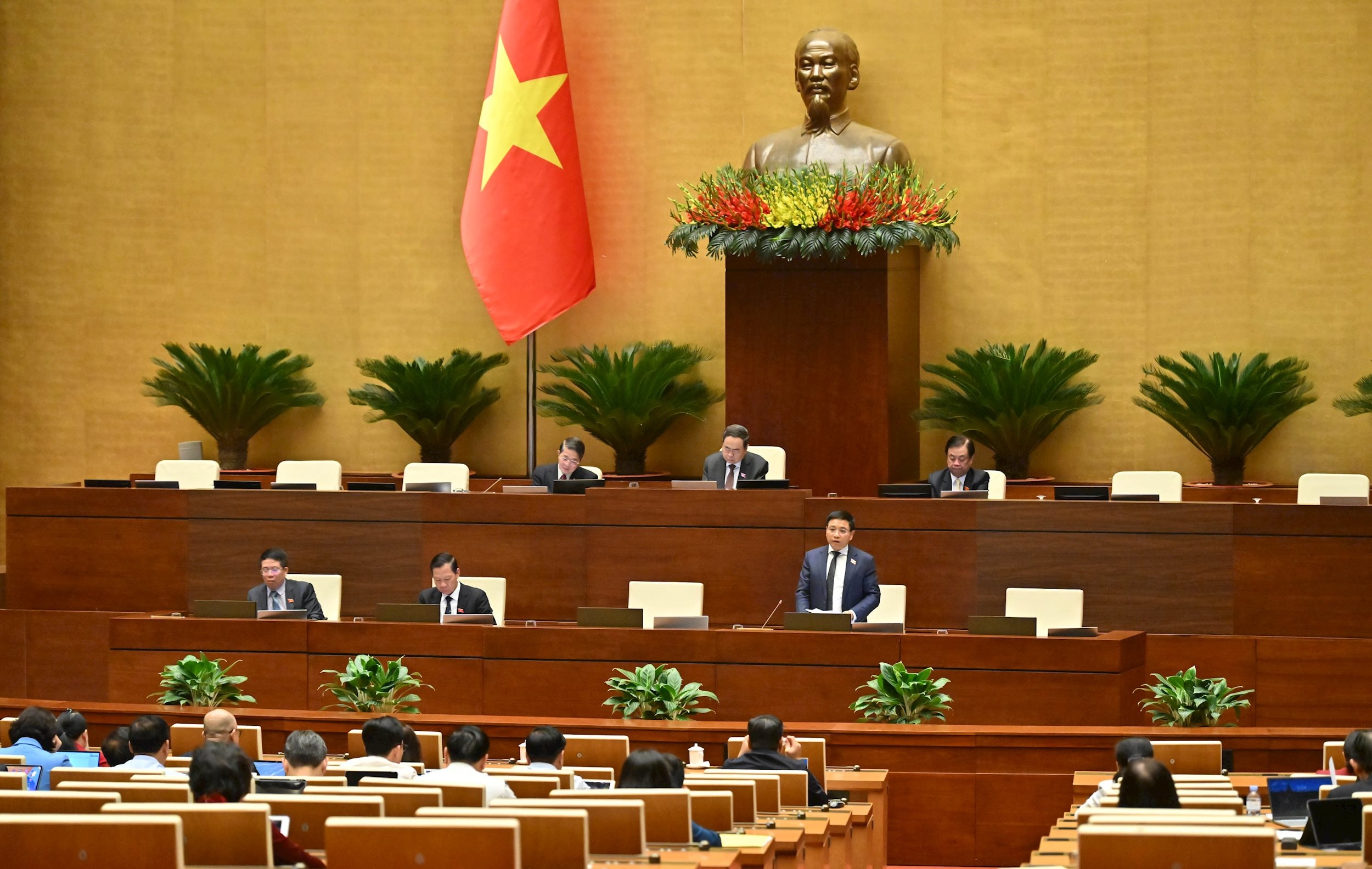 Bộ trưởng Bộ Tài chính Nguyễn Văn Thắng giải trình, làm rõ một số vấn đề ĐBQH nêuVQK_0348