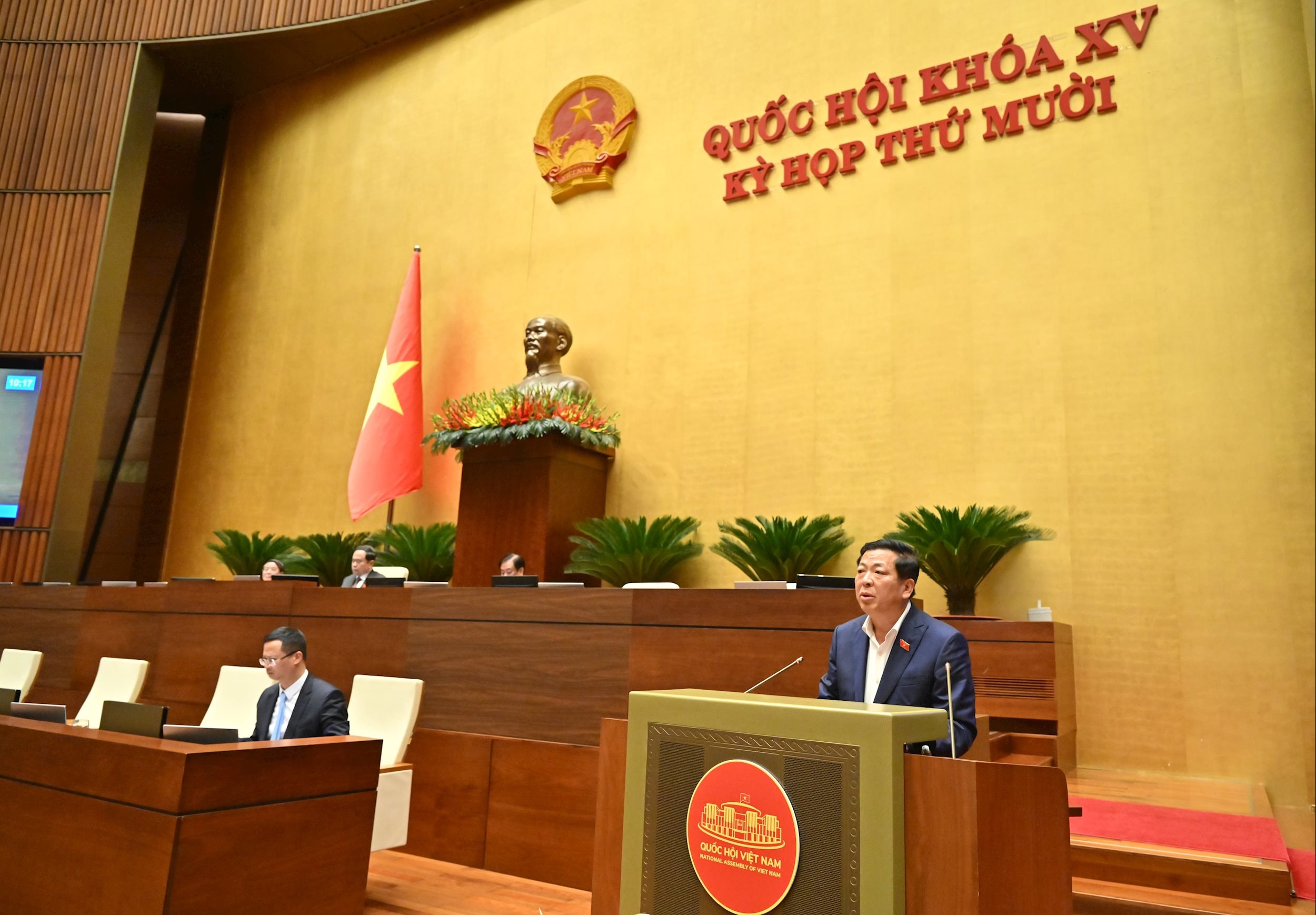 Bộ trưởng Bộ Xây dựng Trần Hồng Minh giải trình làm rõ một số vấn đề ĐBQH nêuVQK_0527