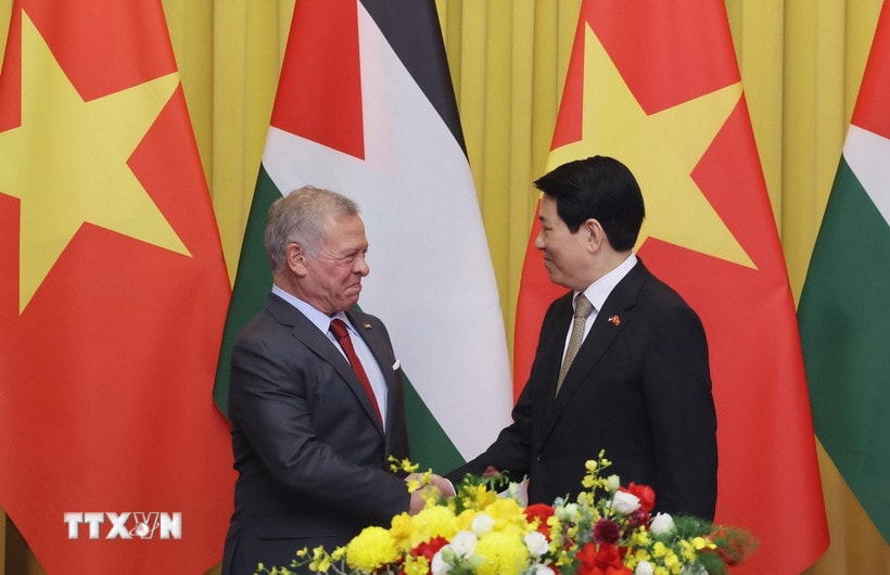 Chủ tịch nước Lương Cường và Quốc vương Jordan Abdullah II bin Al Hussein chụp ảnh chung trước hội đàm. (Ảnh: Lâm Khánh/TTXVN)