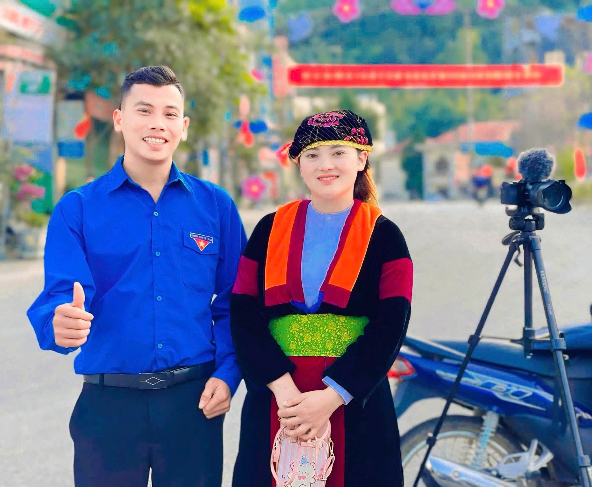 Youtuber Bàn Văn Tình (bên trái) - chủ kênh Youtube Bàn Tình Vlog. Ảnh: H