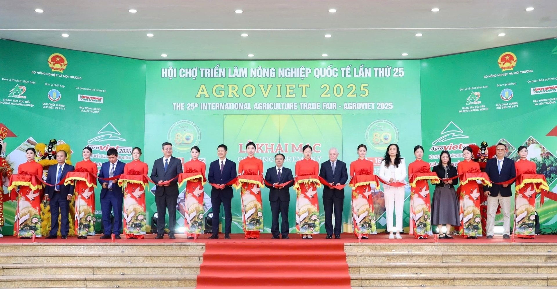 គណៈប្រតិភូកាត់ខ្សែបូសម្ពោធពិព័រណ៍កសិកម្មអន្តរជាតិលើកទី២៥ - AgroViet 2025។ រូបថត៖ Phuong Linh។