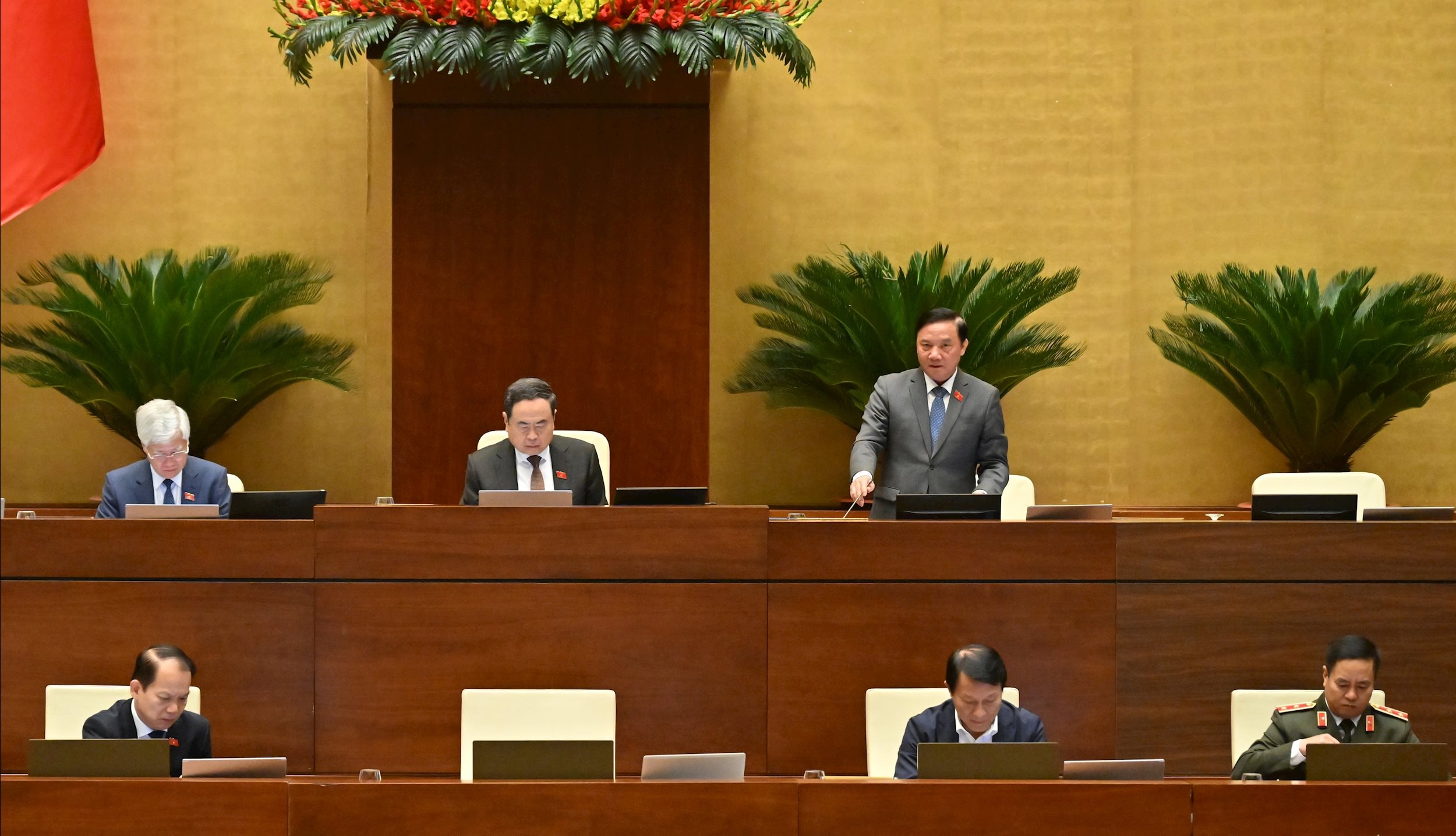 Phó Chủ tịch Quốc hội Nguyễn Khắc Định điều hành phiên họp