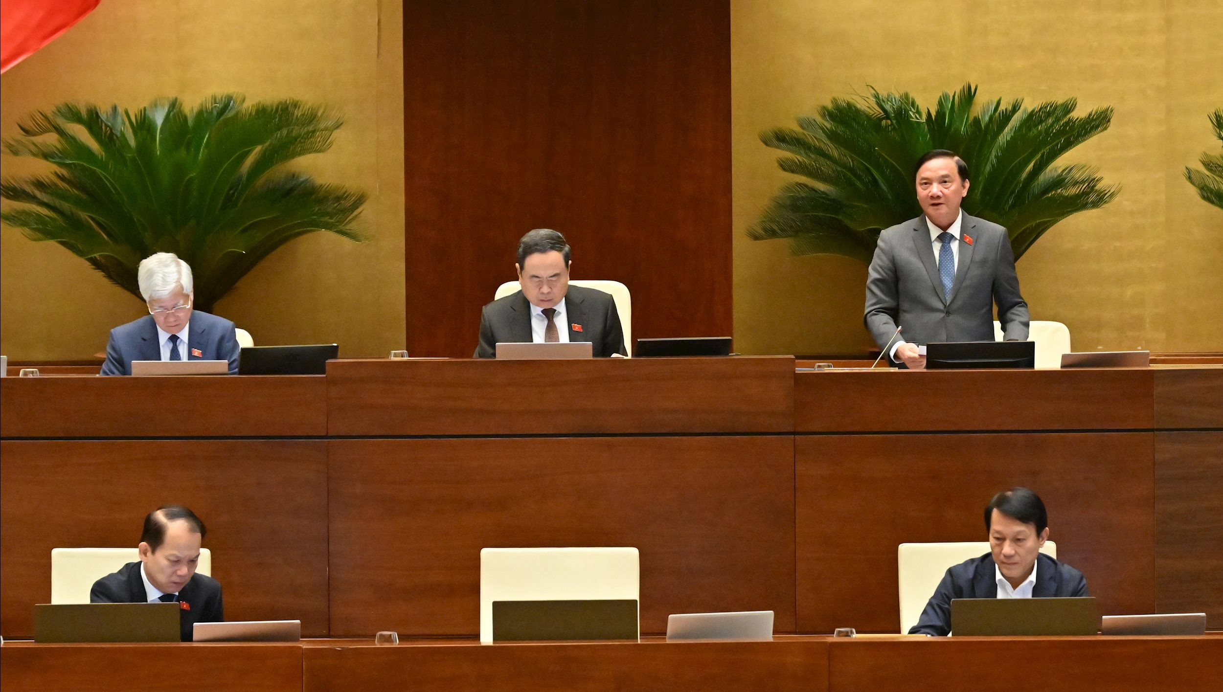 Phó Chủ tịch Quốc hội Nguyễn Khắc Định điều hành phiên họp