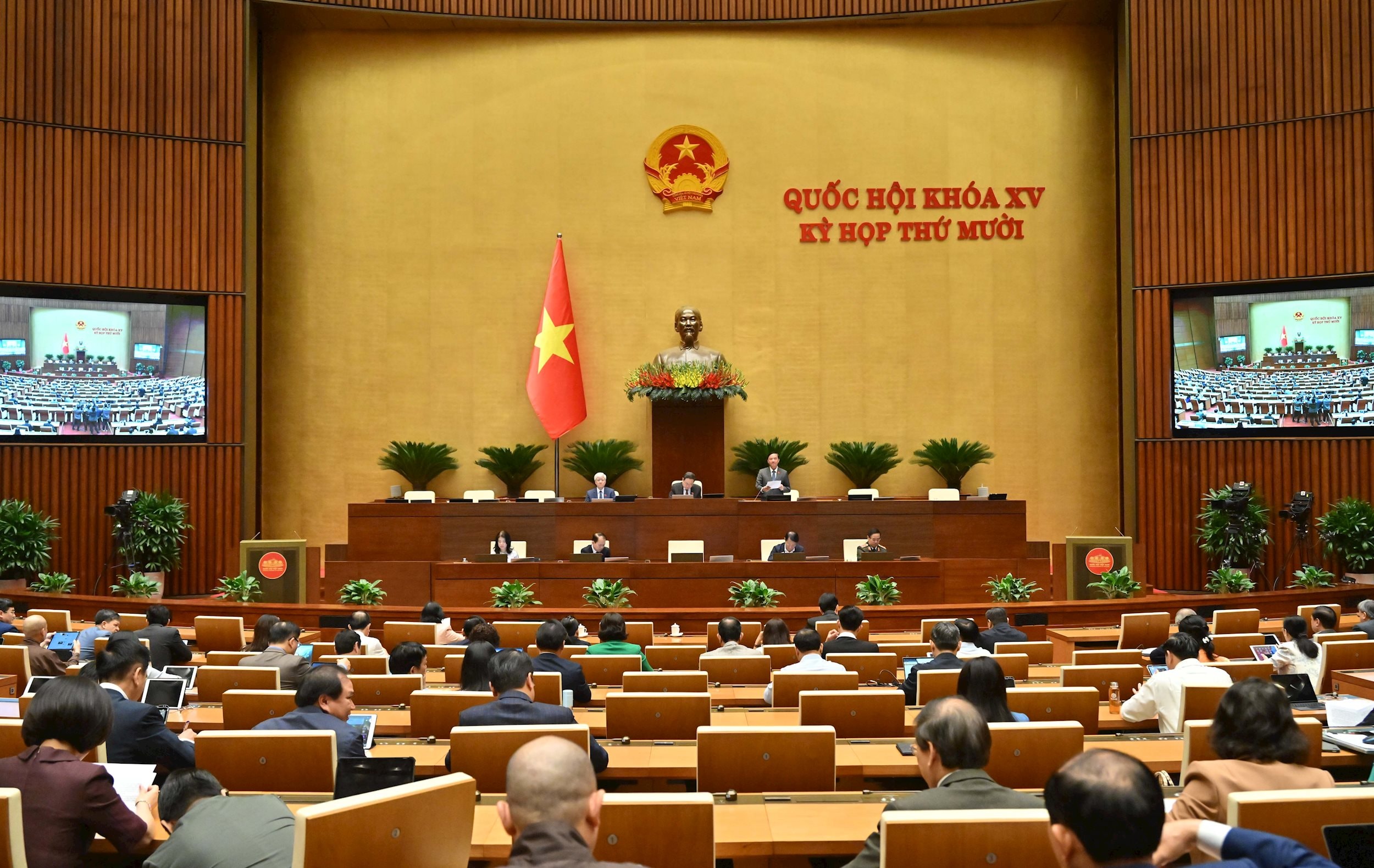 Phó Chủ tịch Quốc hội Nguyễn Khắc Định điều hành phiên họp