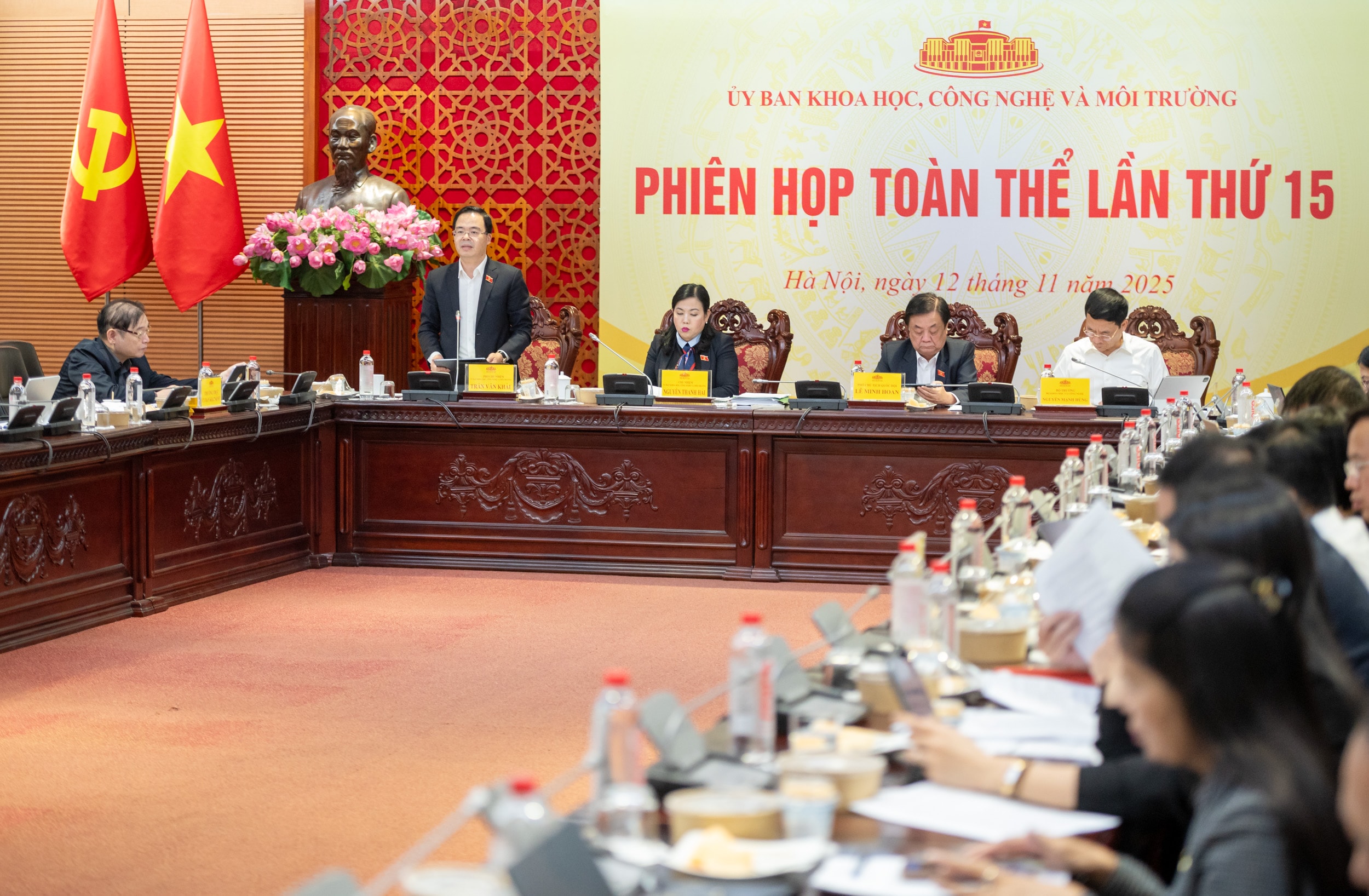 អនុប្រធានគណៈកម្មាធិការវិទ្យាសាស្ត្រ បច្ចេកវិទ្យា និងបរិស្ថាន លោក Tran Van Khai បានធ្វើបទបង្ហាញអំពីខ្លឹមសារមួយចំនួននៃការពិនិត្យឡើងវិញនៃច្បាប់ស្តីពីគម្រោងវៃឆ្លាតសិប្បនិម្មិត។