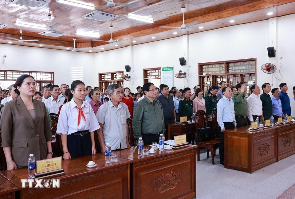 Thủ tướng Phạm Minh Chính và các đại biểu dự Ngày hội Đại đoàn kết toàn dân tộc tại Khu dân cư Thắng Kiên, xã Đề Gi (Gia Lai). (Ảnh: Dương Giang/TTXVN)