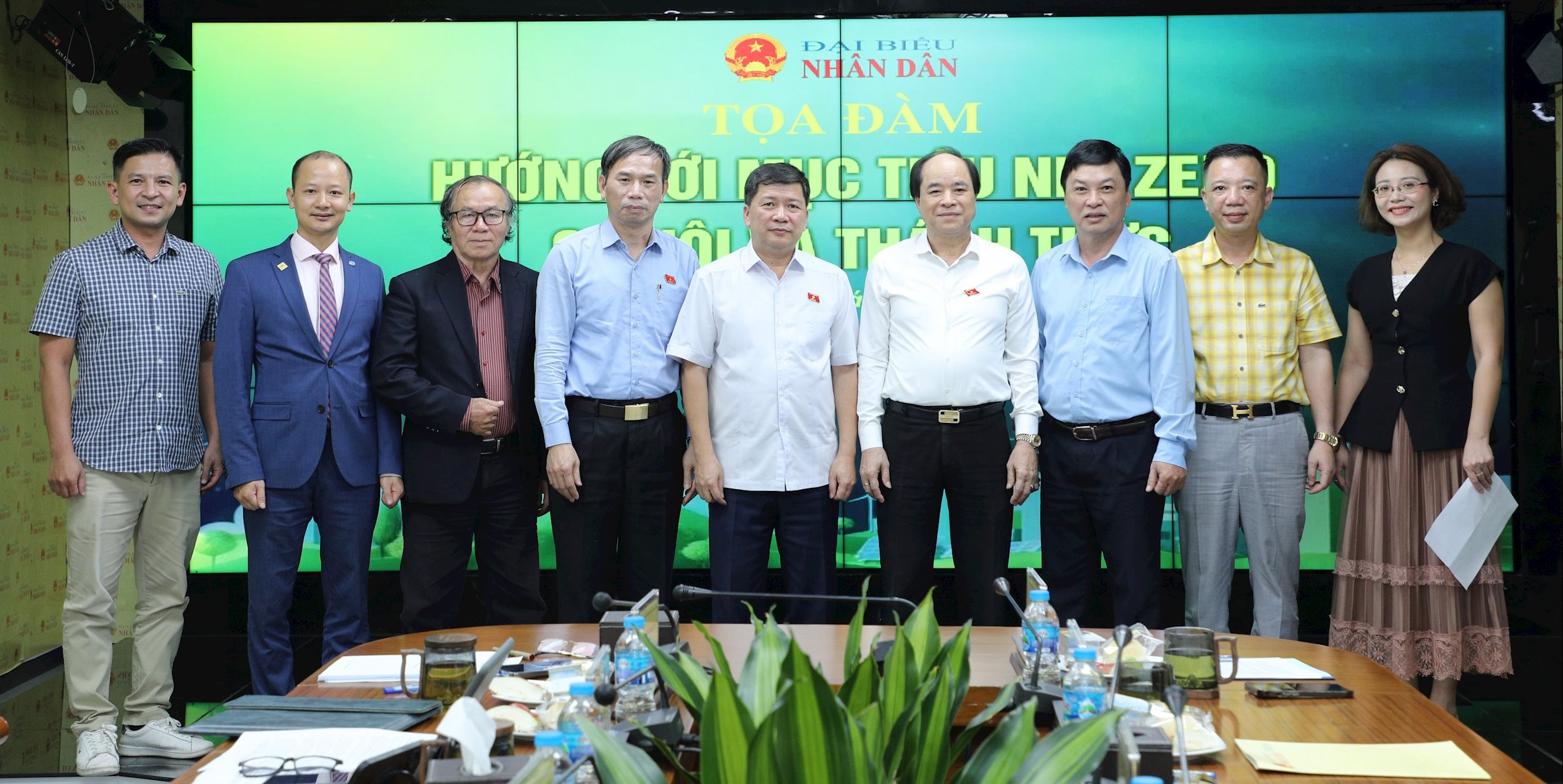 Các đại biểu chụp hình lưu niệm tại buổi toạ đàm