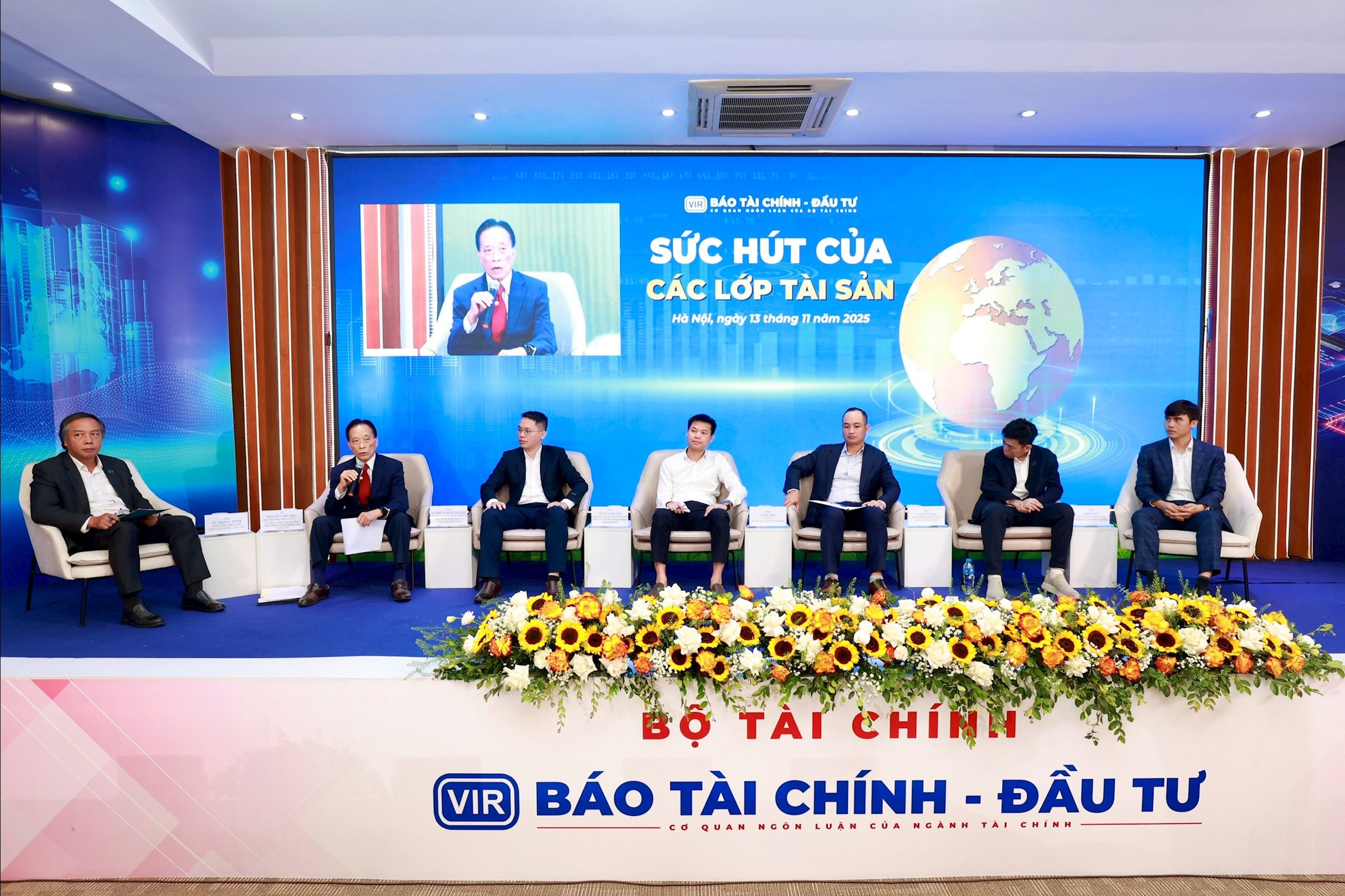 Các đại biểu tham gia thảo luận tại tọa đàm.