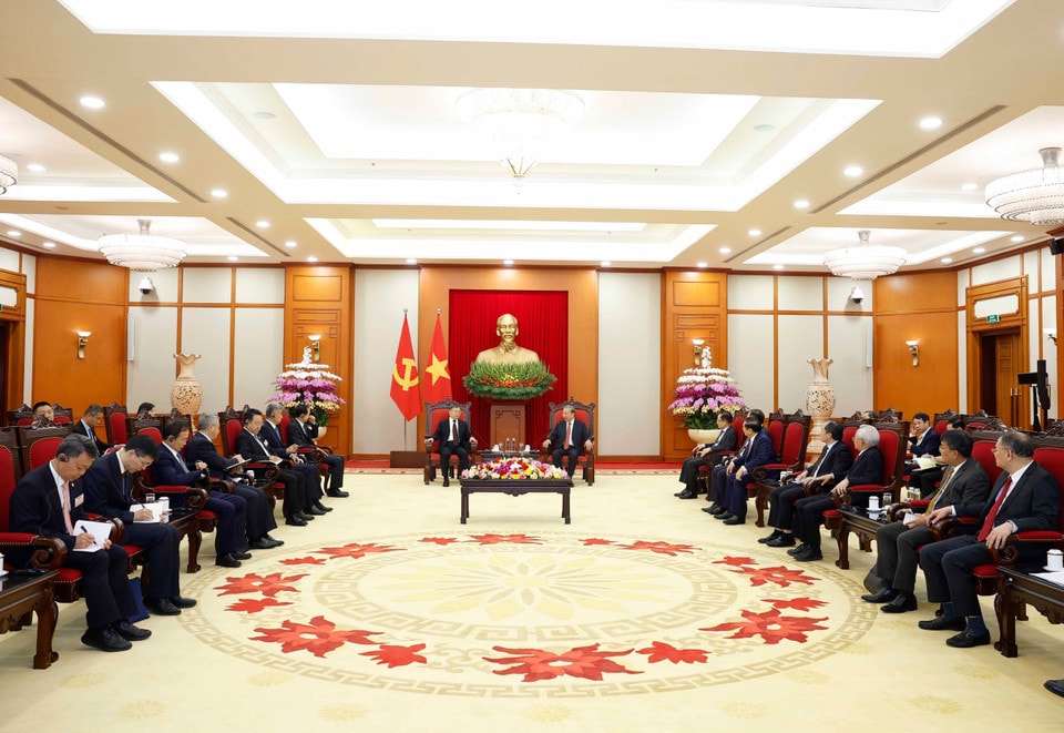 Tổng Bí thư Tô Lâm tiếp đồng chí Lý Thư Lỗi, Ủy viên Bộ Chính trị, Bí thư Ban Bí thư, Trưởng Ban Tuyên truyền Trung ương, Đảng Cộng sản Trung Quốc. (Ảnh: Thống Nhất/TTXVN)