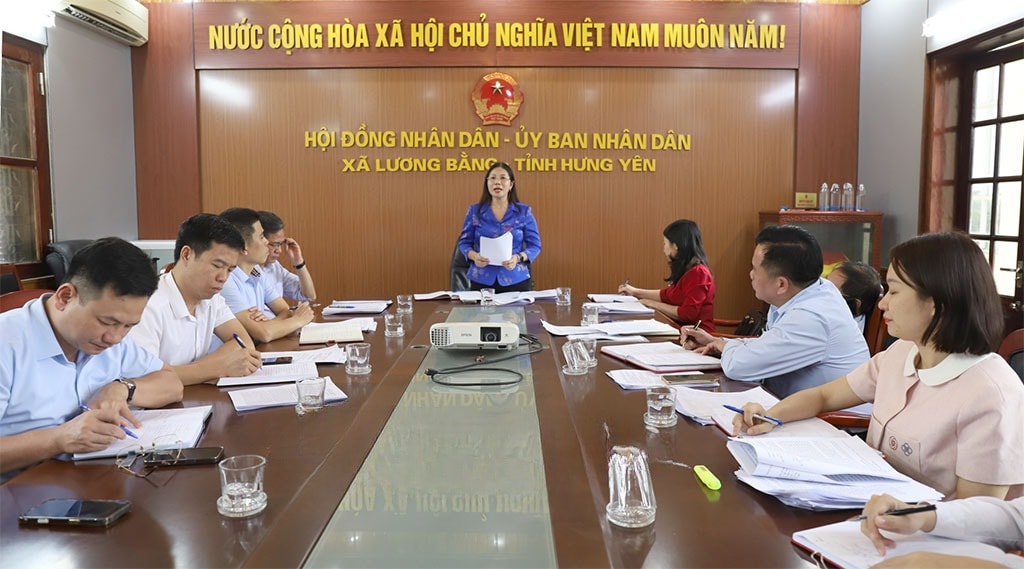 Đồng chí Phó Chủ tịch HĐND tỉnh Trần Thị Tuyết Hương phát biểu tại buổi khảo sát ở xã Lương Bằng.