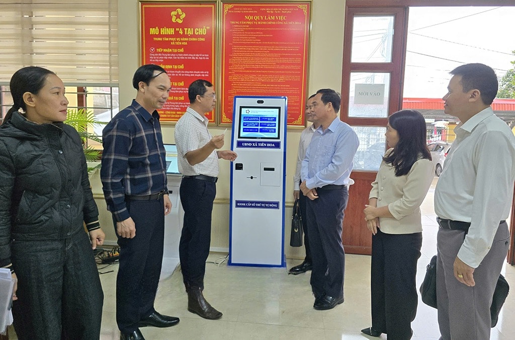 Đồng chí Phó Chủ tịch HĐND tỉnh Vũ Ngọc Trì và đoàn khảo sát thực tế hoạt động tại Trung tâm Phục vụ hành chính công xã Tiên Hoa.