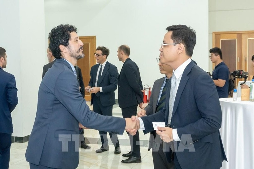 Representatives from Vietnamese and Italian businesses at the event. (Photo: VNA)