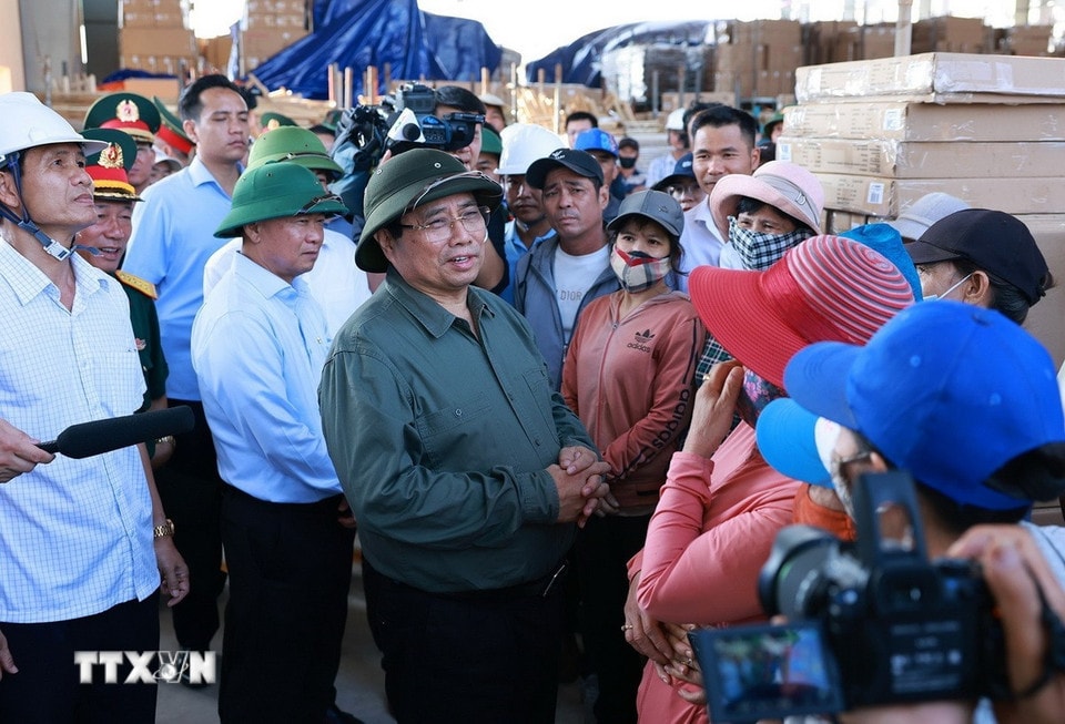 Thủ tướng Phạm Minh Chính động viên người lao động tại Khu kinh tế Nhơn Hội. (Ảnh: Dương Giang/TTXVN)