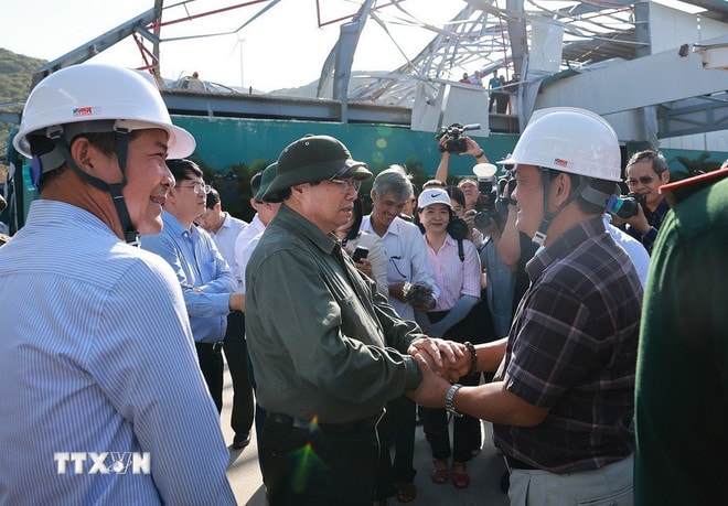 Thủ tướng Phạm Minh Chính thăm các cơ sở sản xuất bị thiệt hại do bão số 13 tại Khu kinh tế Nhơn Hội. (Ảnh: Dương Giang/TTXVN) ttxvn-1311-thu-tuong-kiem-tra-bao-lu-gia-lai-1.jpg