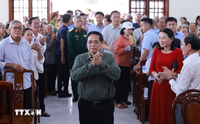 Thủ tướng Phạm Minh Chính đến dự Ngày hội Đại đoàn kết toàn dân tộc tại Khu dân cư Thắng Kiên, xã Đề Gi (Gia Lai). (Ảnh: Dương Giang/TTXVN) ttxvn-1311-thu-tuong-dai-doan-ket-dan-toc-gia-lai.jpg