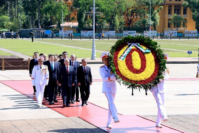 vna-potal-quoc-vuong-jordan-vao-lang-vieng-chu-tich-ho-chi-minh-8405038.jpg