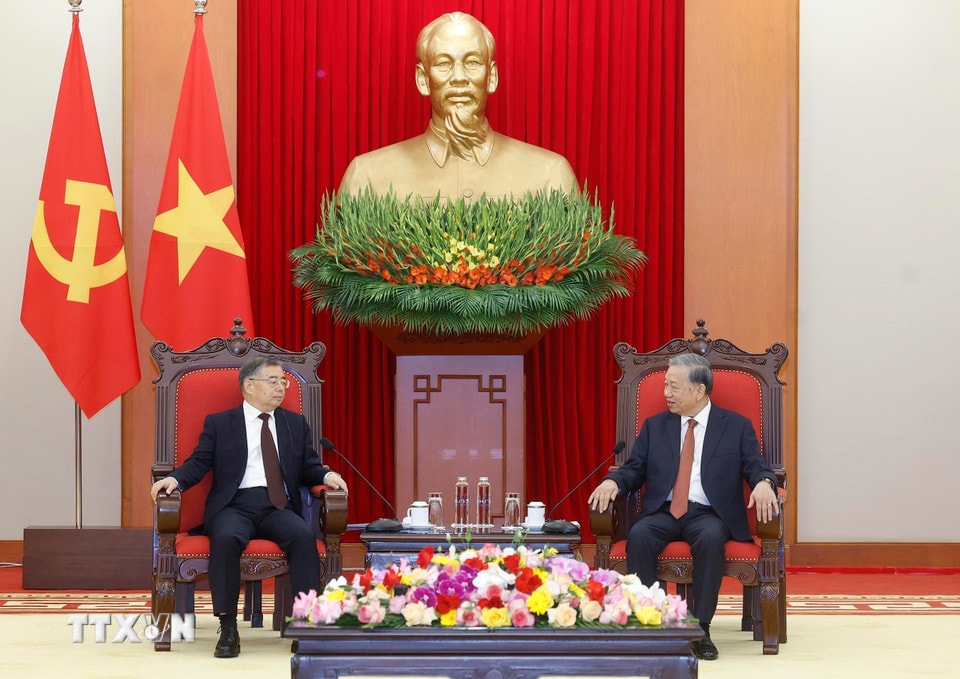 Tổng Bí thư Tô Lâm tiếp đồng chí Lý Thư Lỗi, Ủy viên Bộ Chính trị, Bí thư Ban Bí thư, Trưởng Ban Tuyên truyền Trung ương, Đảng Cộng sản Trung Quốc. (Ảnh: Thống Nhất/TTXVN)