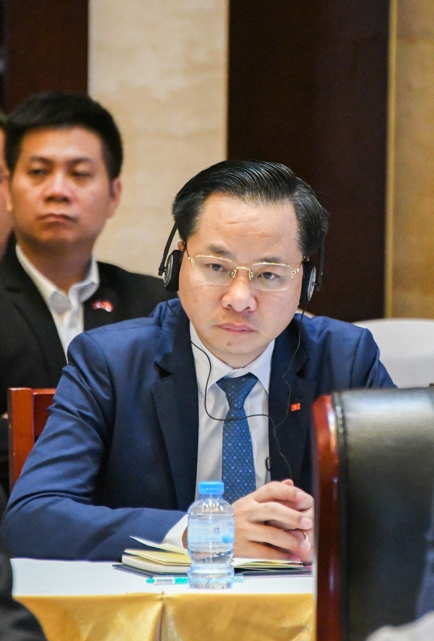 Nguyen Huu Tu úr – a pártbizottság titkárhelyettese, a tagok tanácsának tagja, a csoport vezérigazgatója – részt vett a Salermxay Kommasith miniszterelnök-helyettessel és a laoszi kormány vezetőivel tartott munkamegbeszélésen.