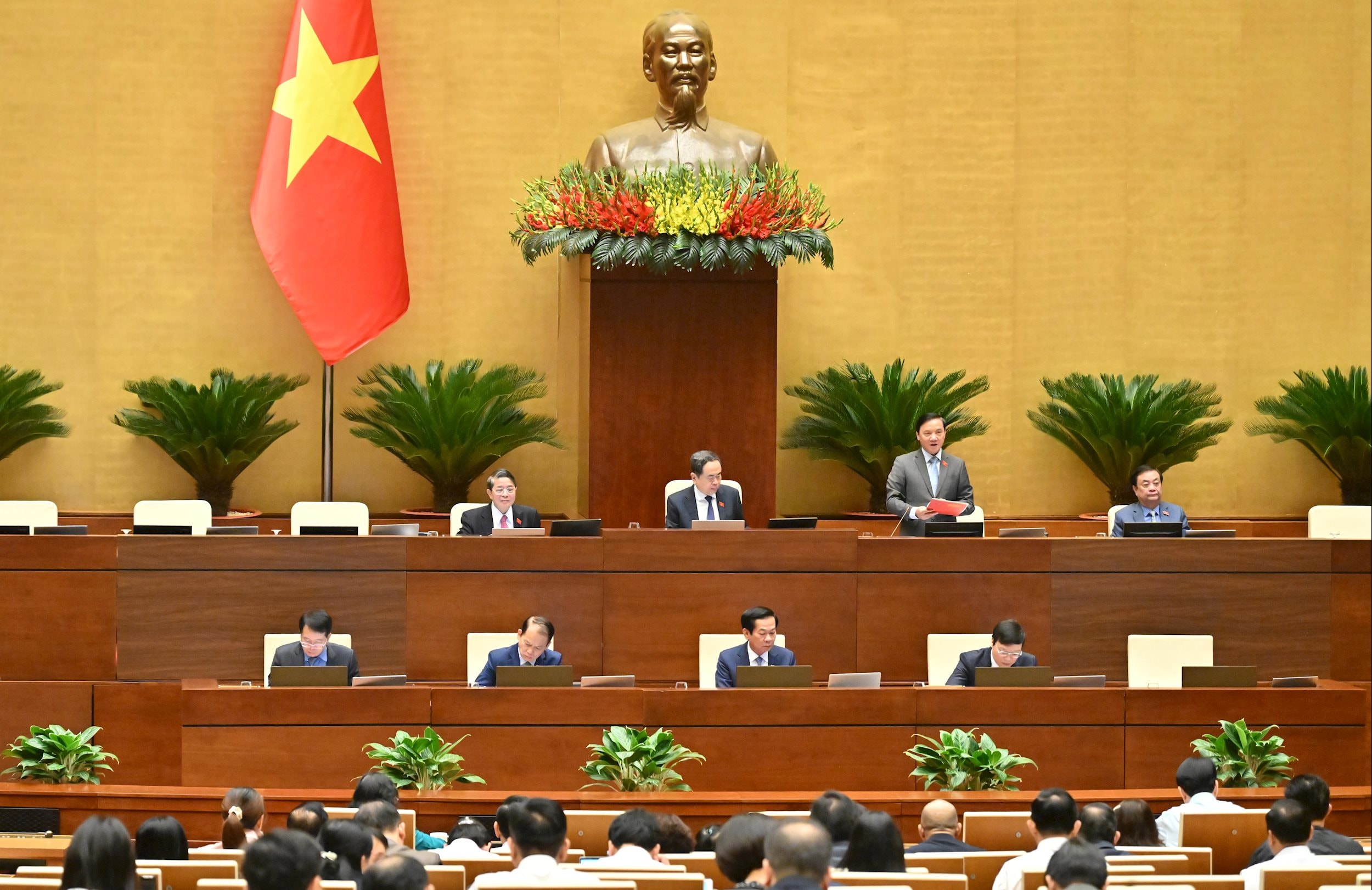 Phó Chủ tịch Quốc hội Nguyễn Khắc Định điều hành phiên họp