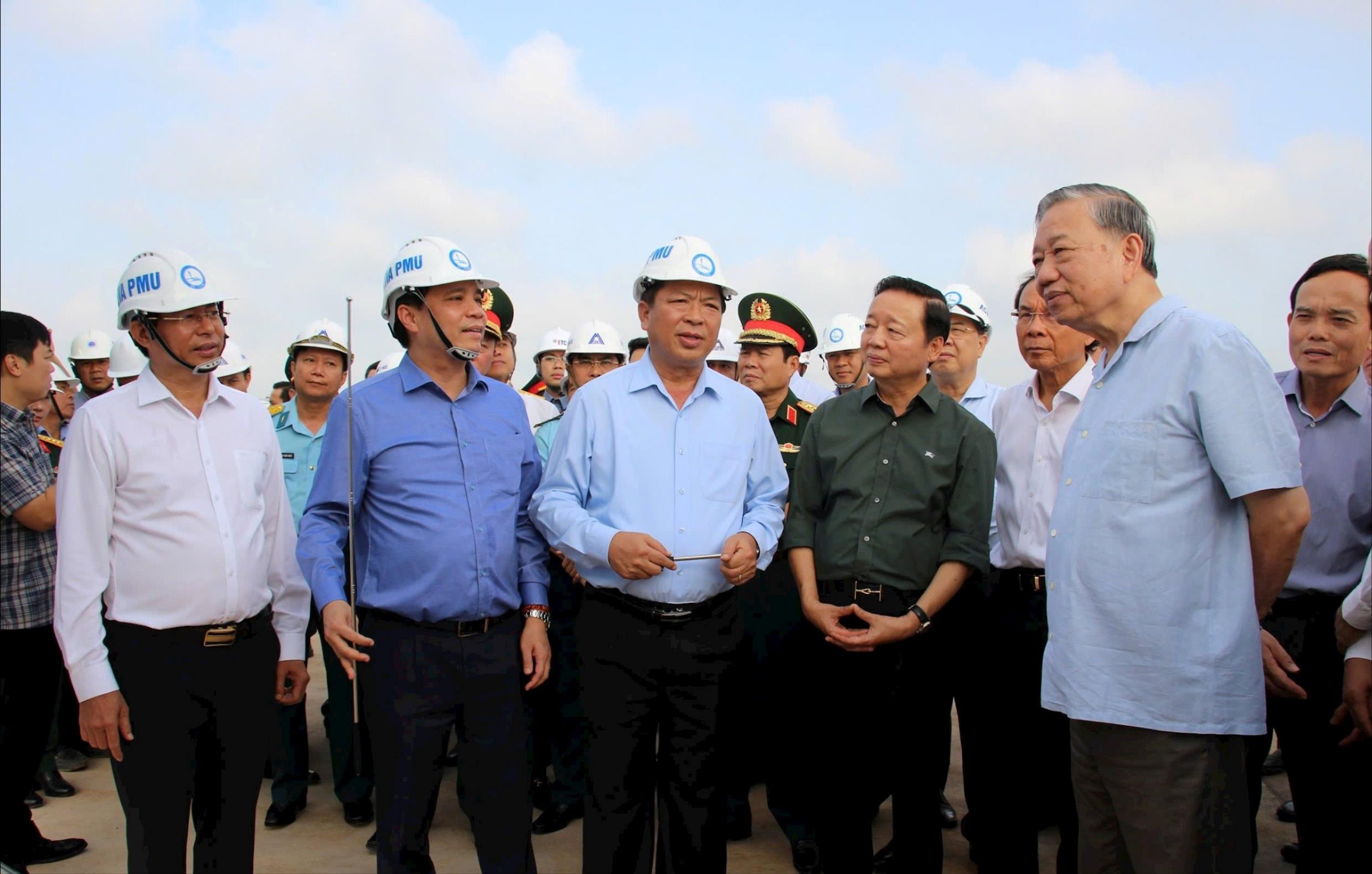 Tổng Bí thư Tô Lâm nghe Bộ Xây dựng và Tổng Công ty hàng không Việt Nam báo cáo tiến độ thi công dự án sân bay Long Thành. Ảnh: Văn D