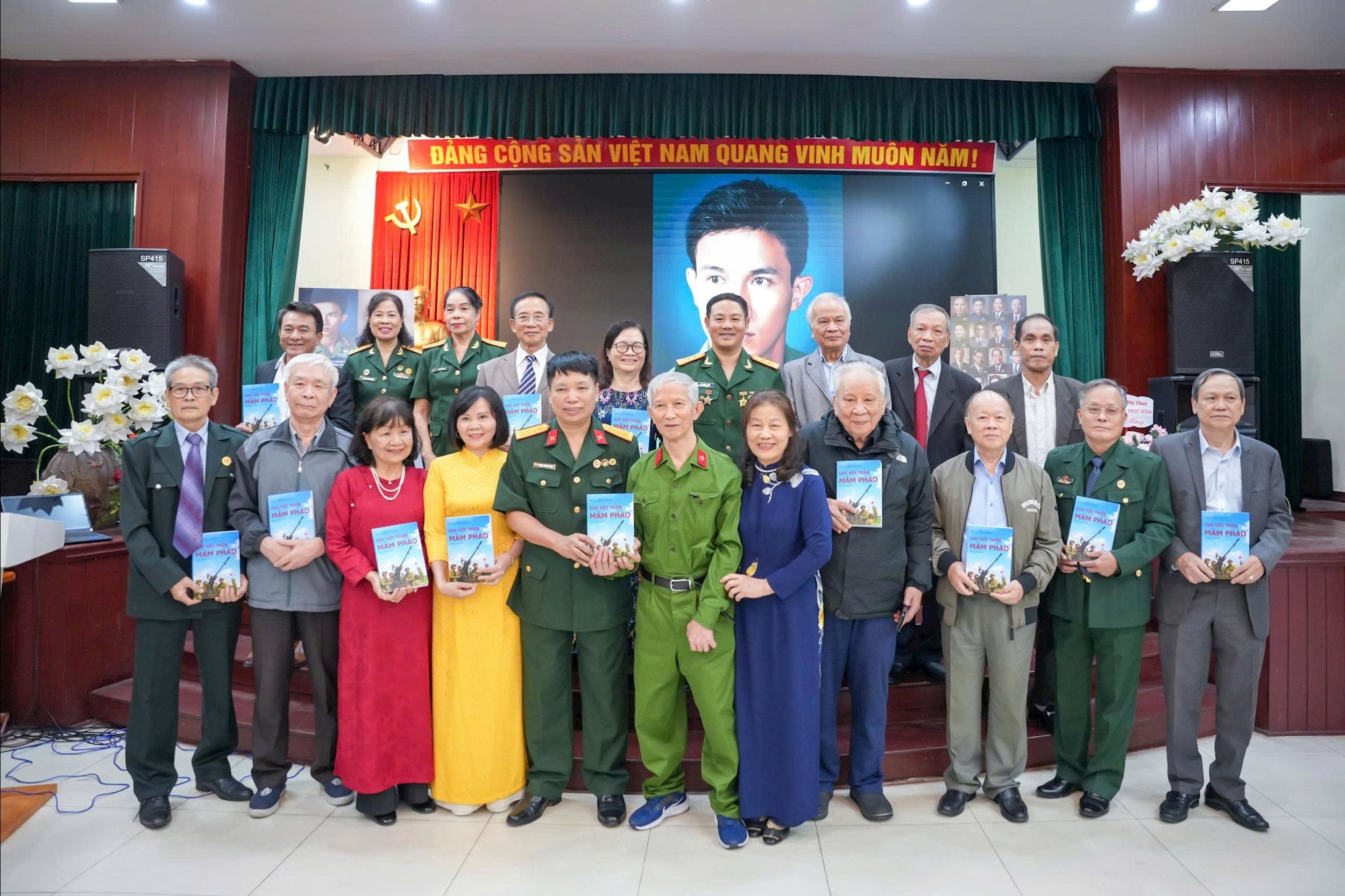 1- Tác già Nguyễn Thùy tặng sách tượng trựng cho các đại biểu