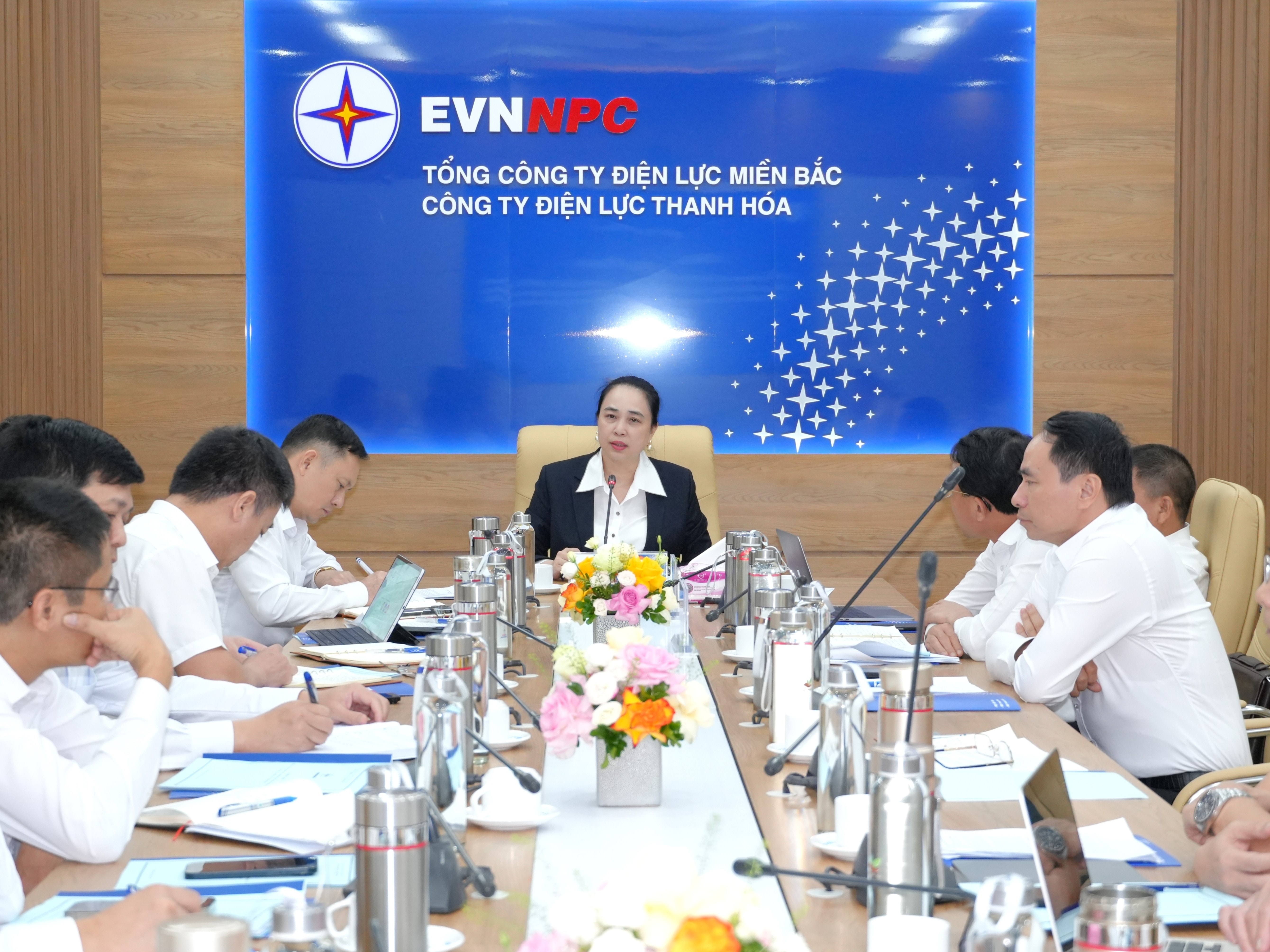 1. Mme Do Nguyet Anh, présidente du conseil d'administration d'EVNNPC, a prononcé un discours lors de la séance de travail à la compagnie d'électricité de Thanh Hoa. Photo : NPC