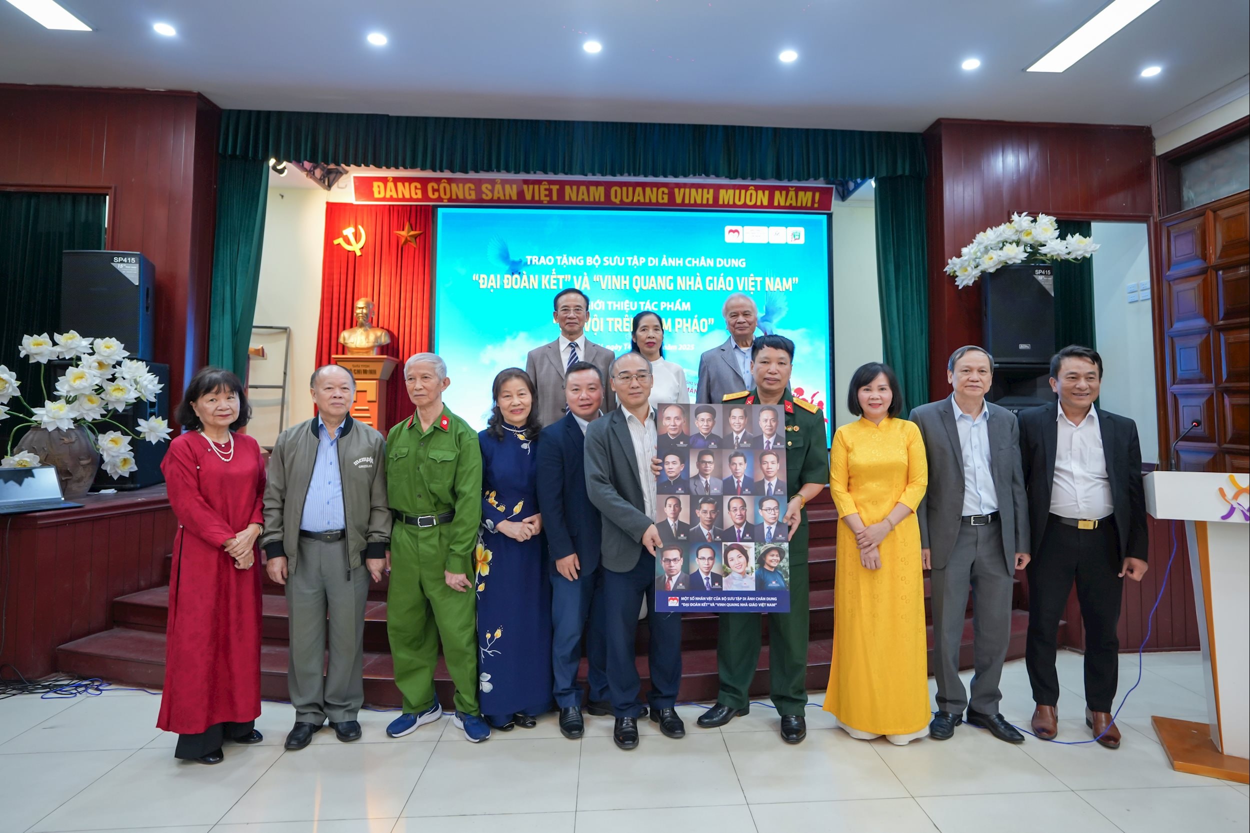 2- Trao tặng bộ sưu tập Đại đoàn kêt và Vinh quan Nhà giáo VN cho Bảo tàng