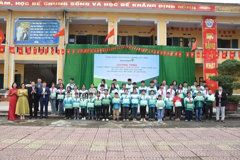 20251105_CQCD_NBH_VCB Trao ASXH tai Hai Phong (5)