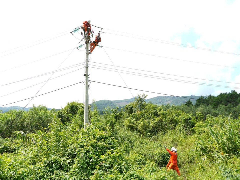 3. PC Lang Son déploie simultanément les solutions les plus efficaces pour garantir l'approvisionnement en électricité des clients de la province. Photo : NPC