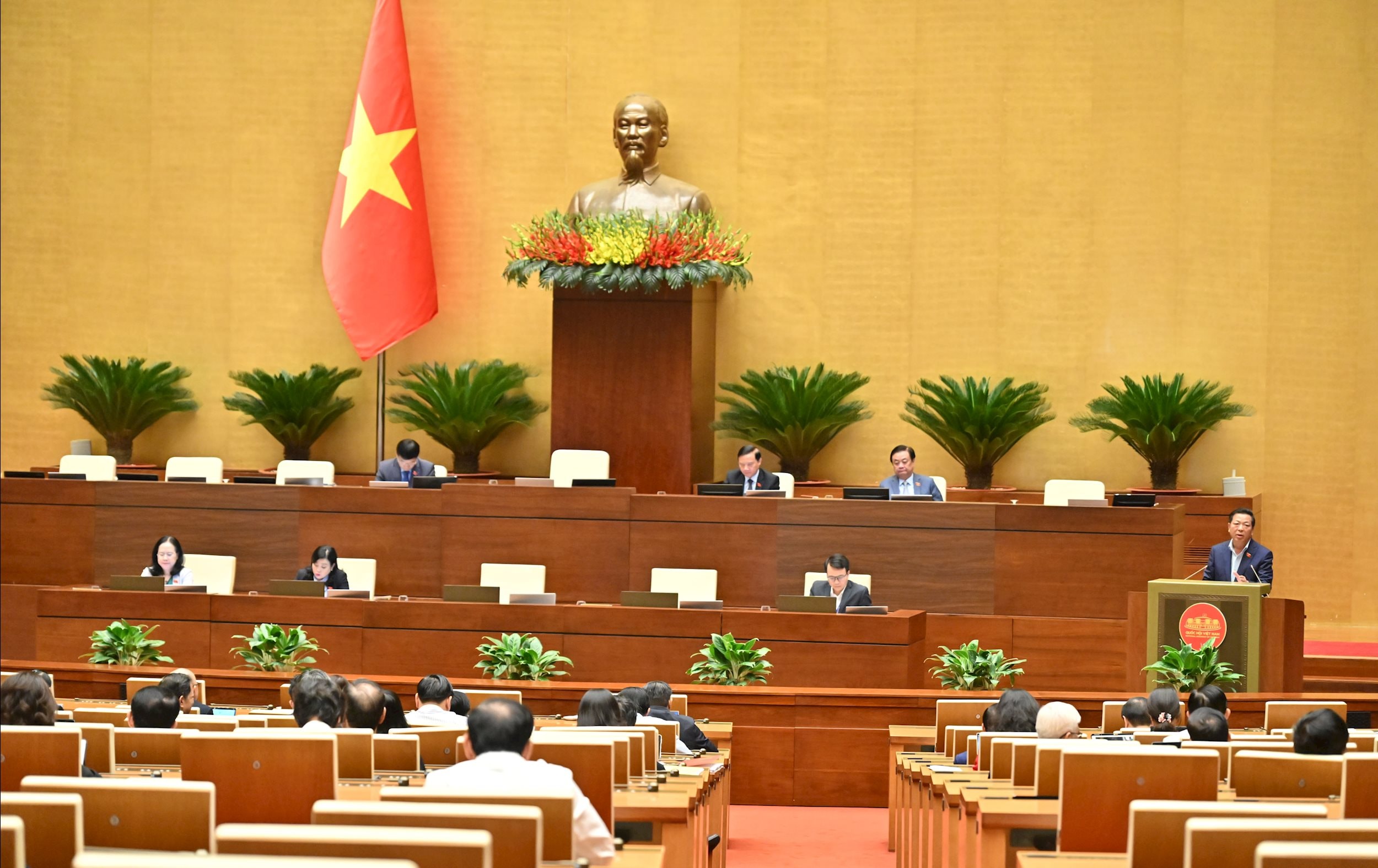 Bộ trưởng Bộ Xây dựng Trần Hồng Minh giải trình, làm rõ một số vấn đề ĐBQH nêuVQK_1519