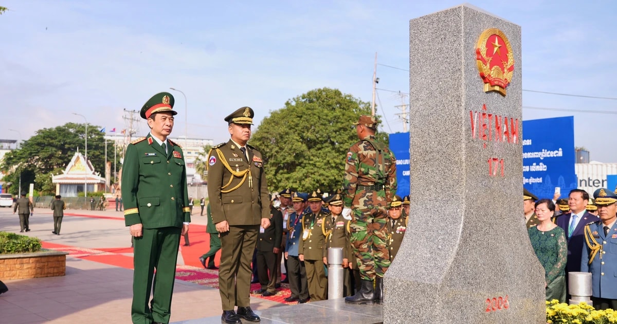 General Phan Van Giang, Vietnam’s Minister of National Defence, and General Tea Seiha, Deputy Prime Minister and Minister of National Defence of Cambodia, at Border Marker 171 at Bavet International Border Gate (Cambodia). (Photo: VNA)