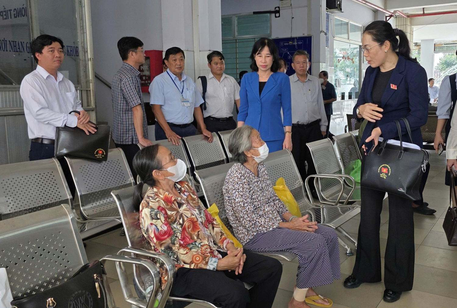 Đoàn công tác trao đổi với người dân về tình hình cung cấp thuốc BHYT của Trung tâm Y tế Trảng Bàng