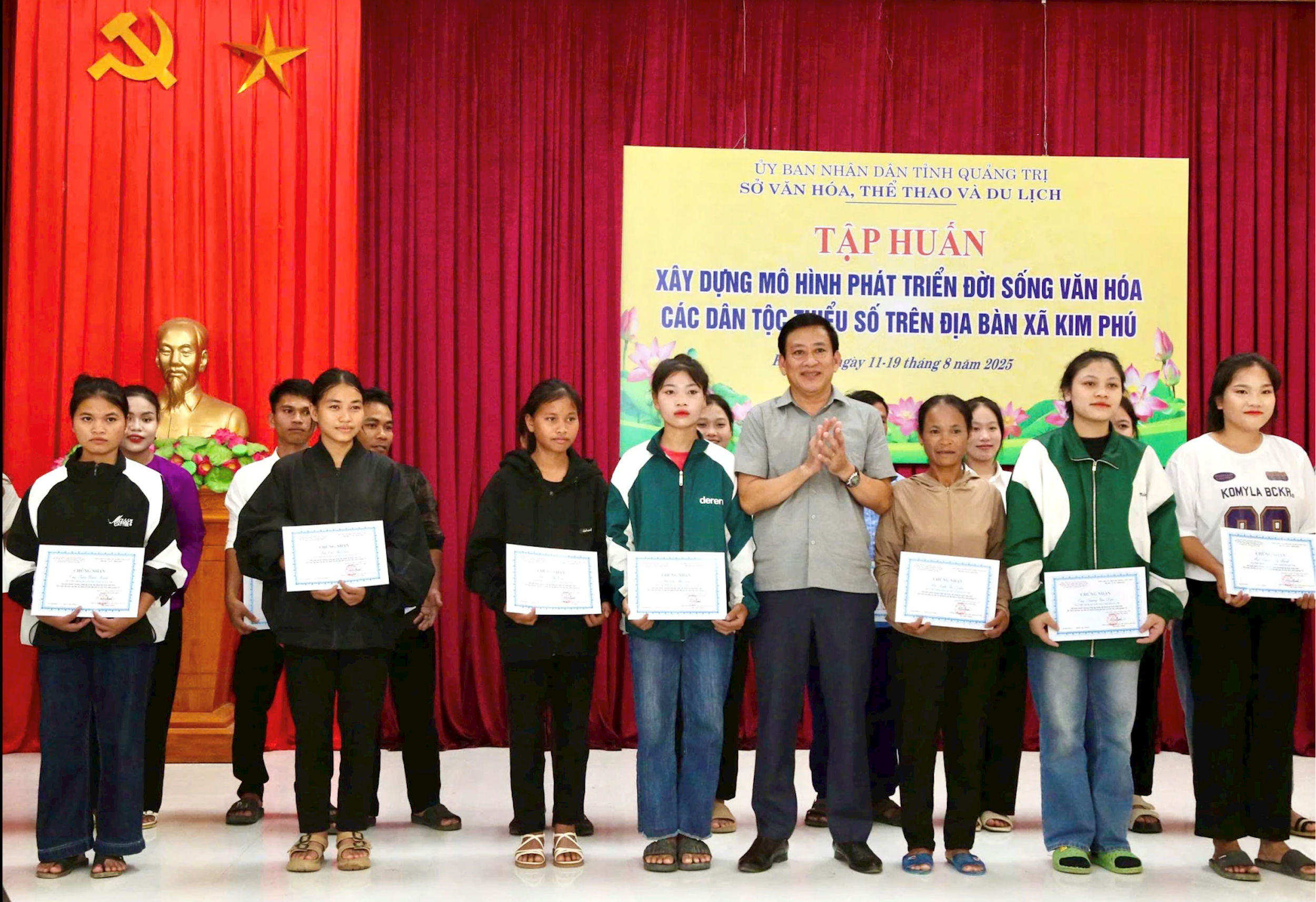 ថ្នាក់ដឹកនាំឃុំគីមភូបានប្រគល់វិញ្ញាបនបត្រដល់សិក្ខាកាមដែលបានបញ្ចប់កម្មវិធីបណ្តុះបណ្តាល។