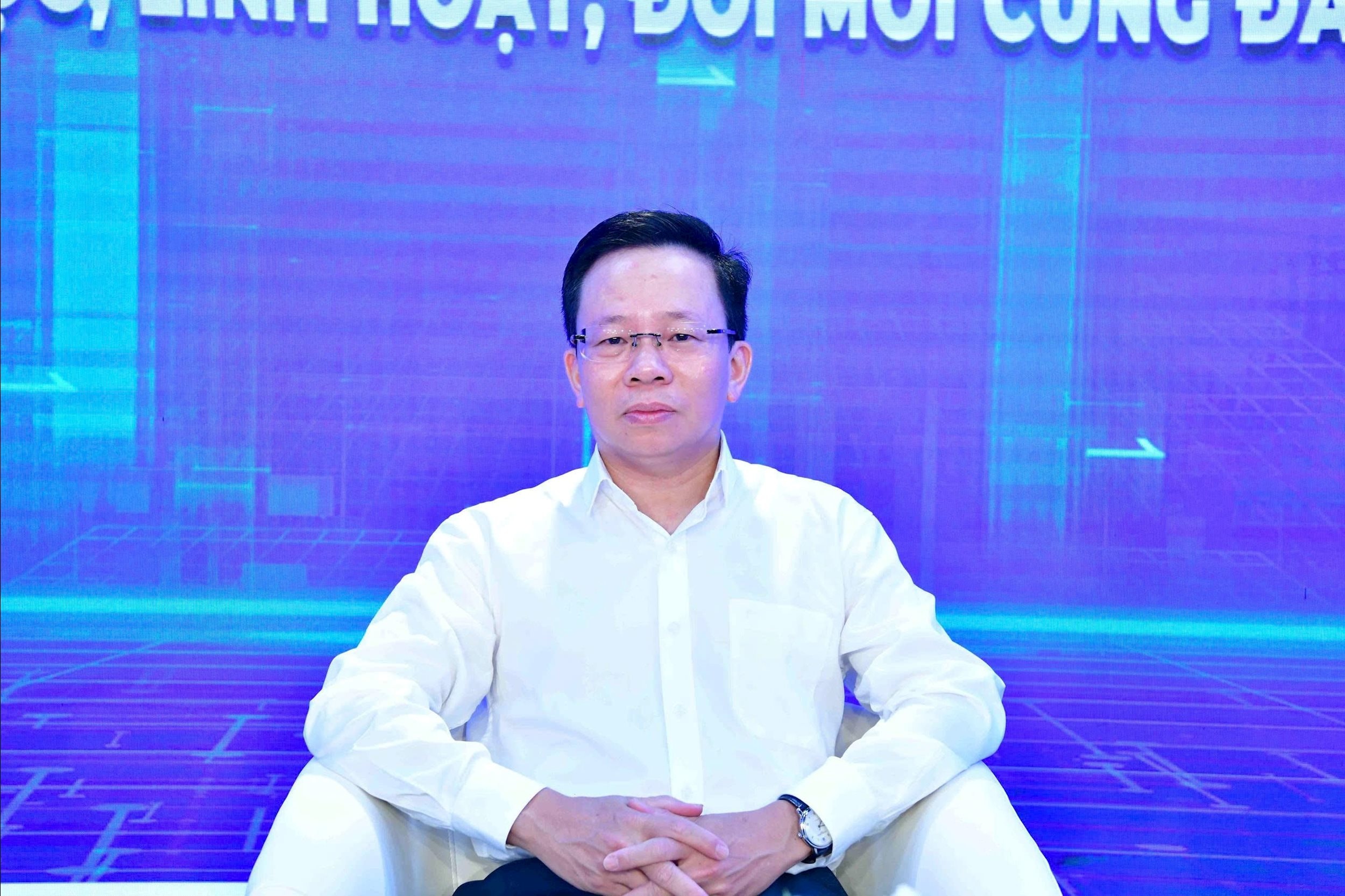 Делегат Національних зборів, що працює повний робочий день, виступає Ле Мінь Нам. Фото: Нгуєн Ло