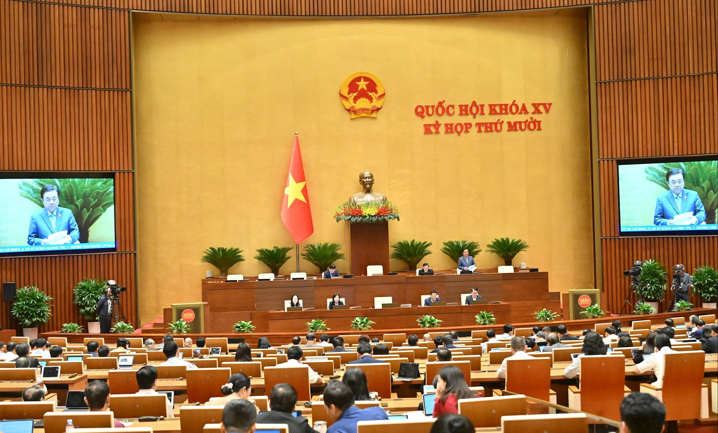 Vicevoorzitter van de Nationale Vergadering Le Minh Hoan leidde de vergaderingVQK_1235