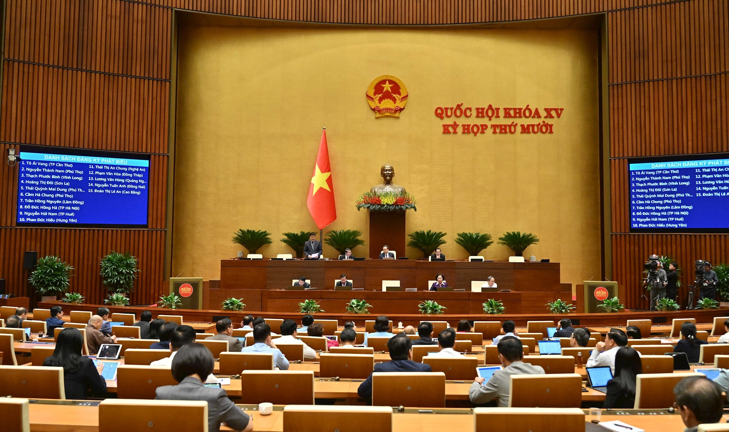 Phó Chủ tịch Quốc hội Vũ Hồng Thanh điều hành phiên họpVQK_1599