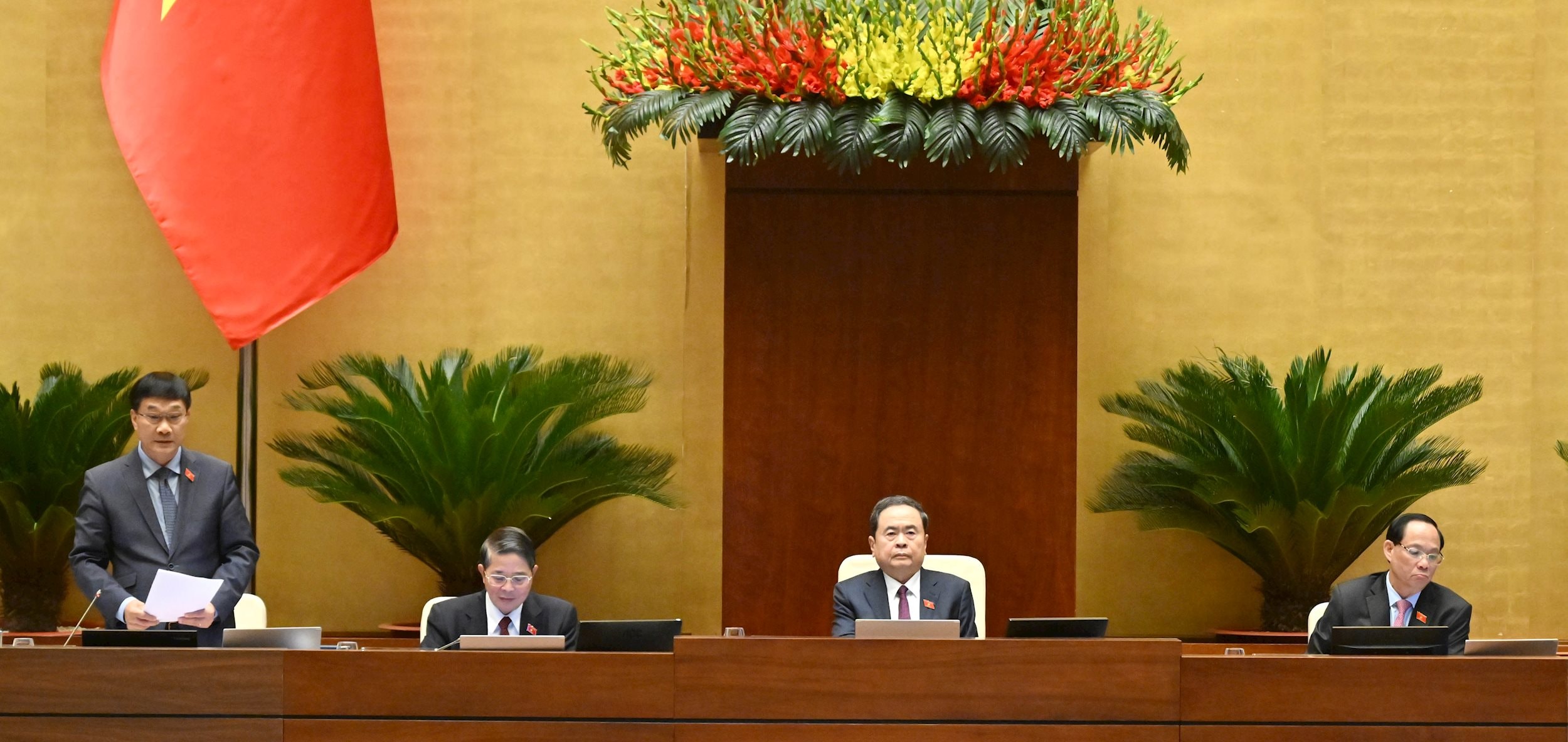 Phó Chủ tịch Quốc hội Vũ Hồng Thanh điều hành phiên họpVQK_1603++