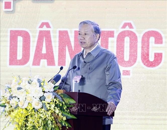 vna_potal_tong_bi_thu_du_ngay_hoi_dai_quoc_cau_hanoi_stand (1)