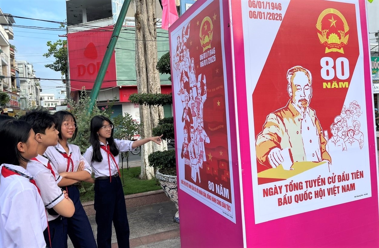 Багато студентів прийшли подивитися на пропагандистські картини.